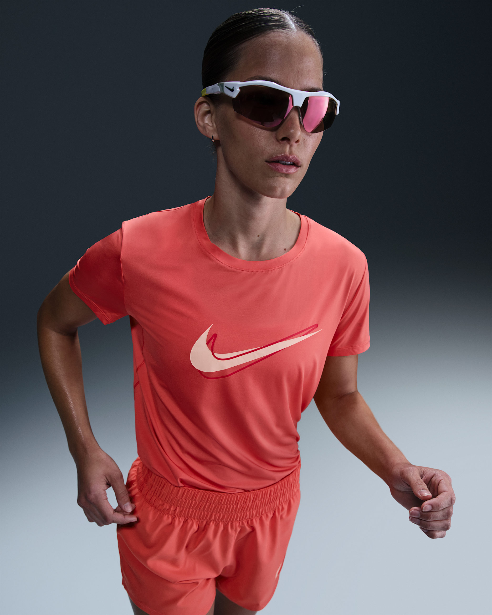 Playera de correr de manga corta Dri-FIT para mujer Nike One Swoosh - Brasa mágica