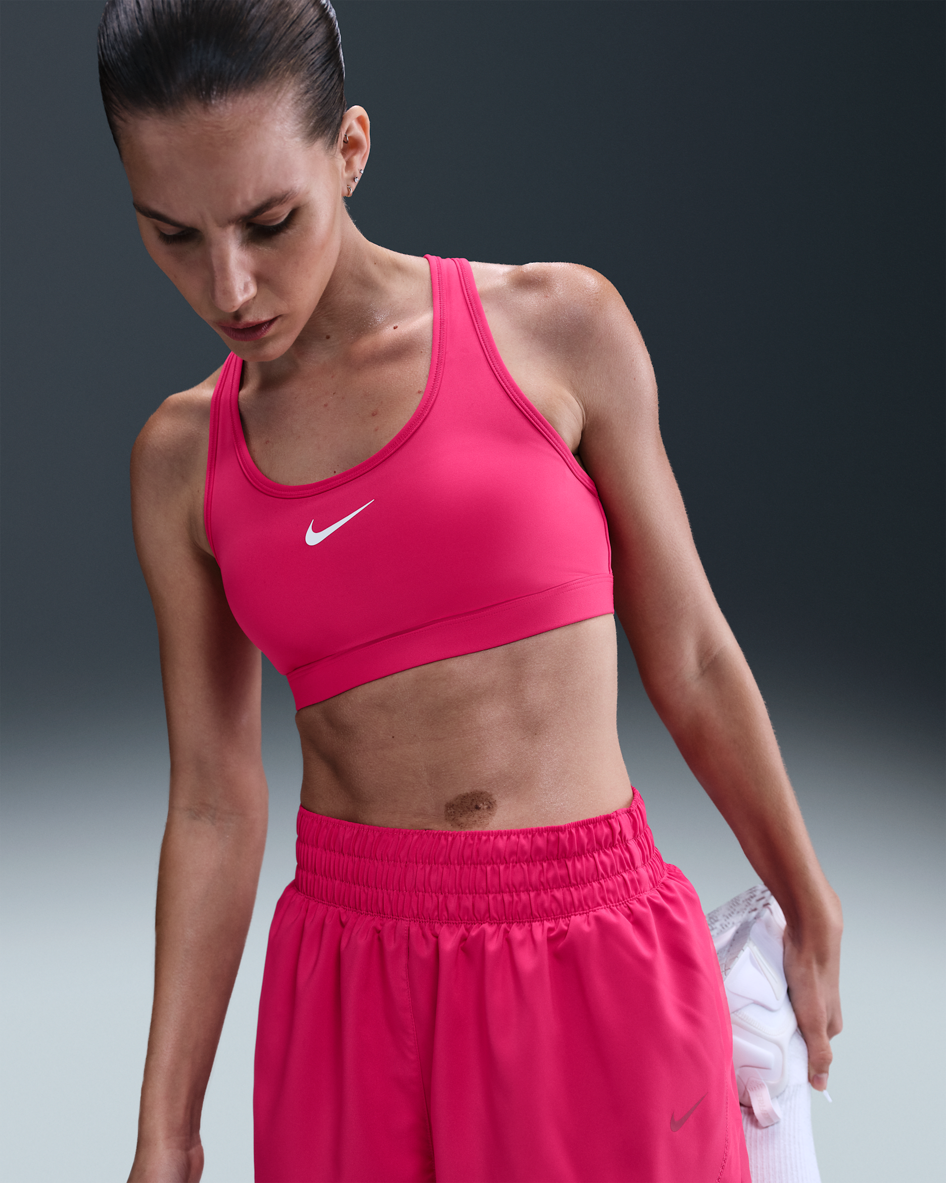 Bra deportivo con almohadillas para mujer Nike Swoosh Medium Support - Rosa enérgico/Blanco