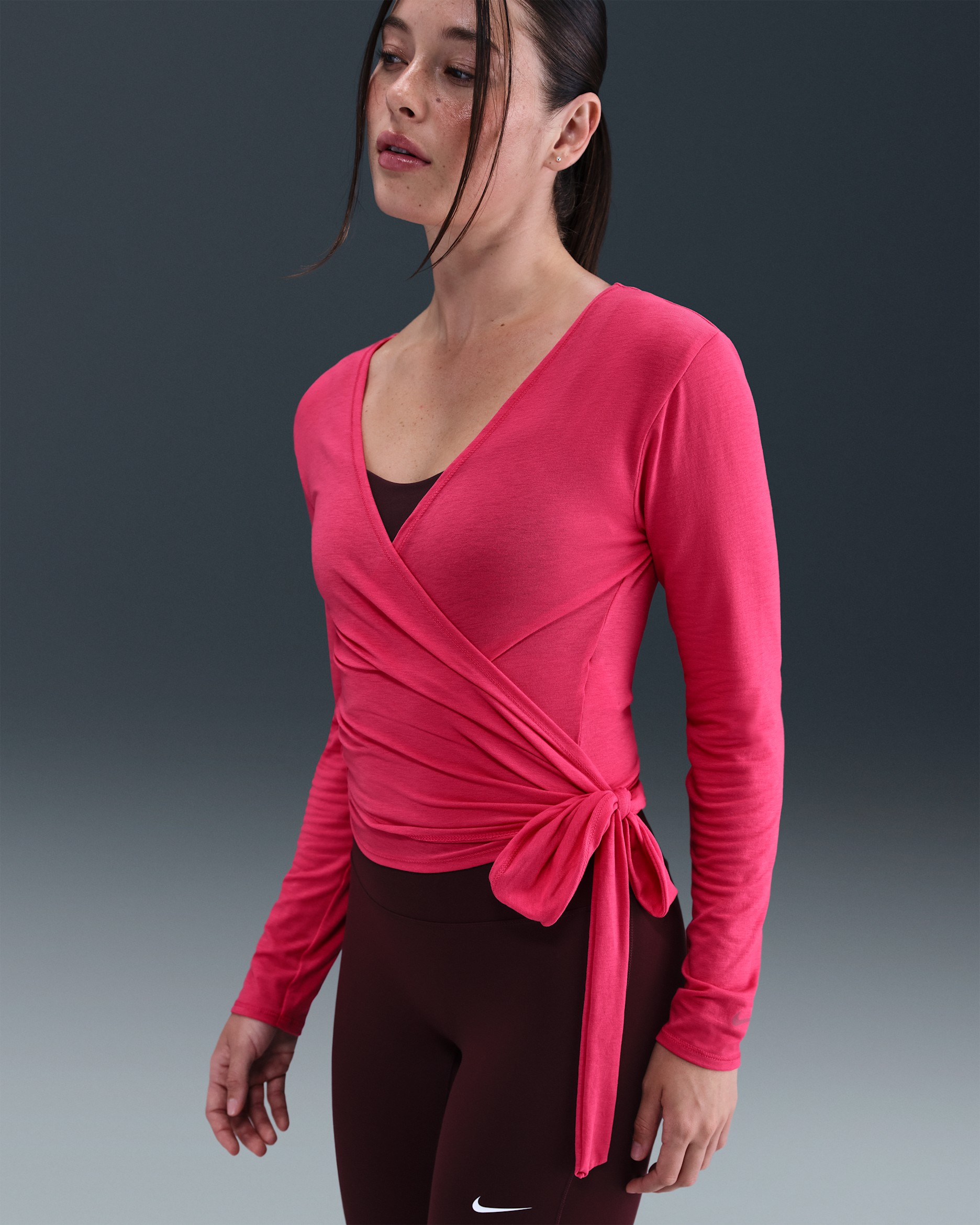 Playera Dri-FIT para mujer Nike One Relaxed - Rosa enérgico/Remolacha dulce