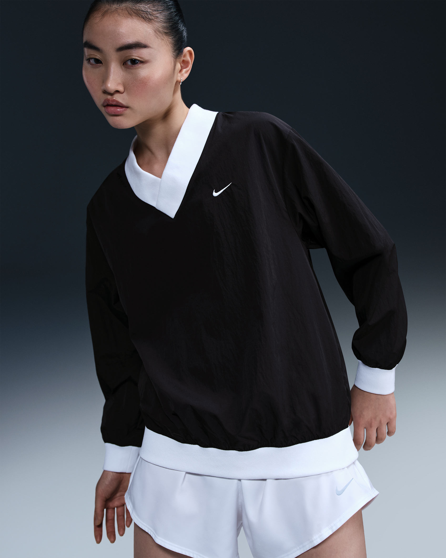 เสื้อ UV คอวีแบบทอแขนยาวทรงหลวมผู้หญิง Nike Sportswear Essential - ดำ/ขาว