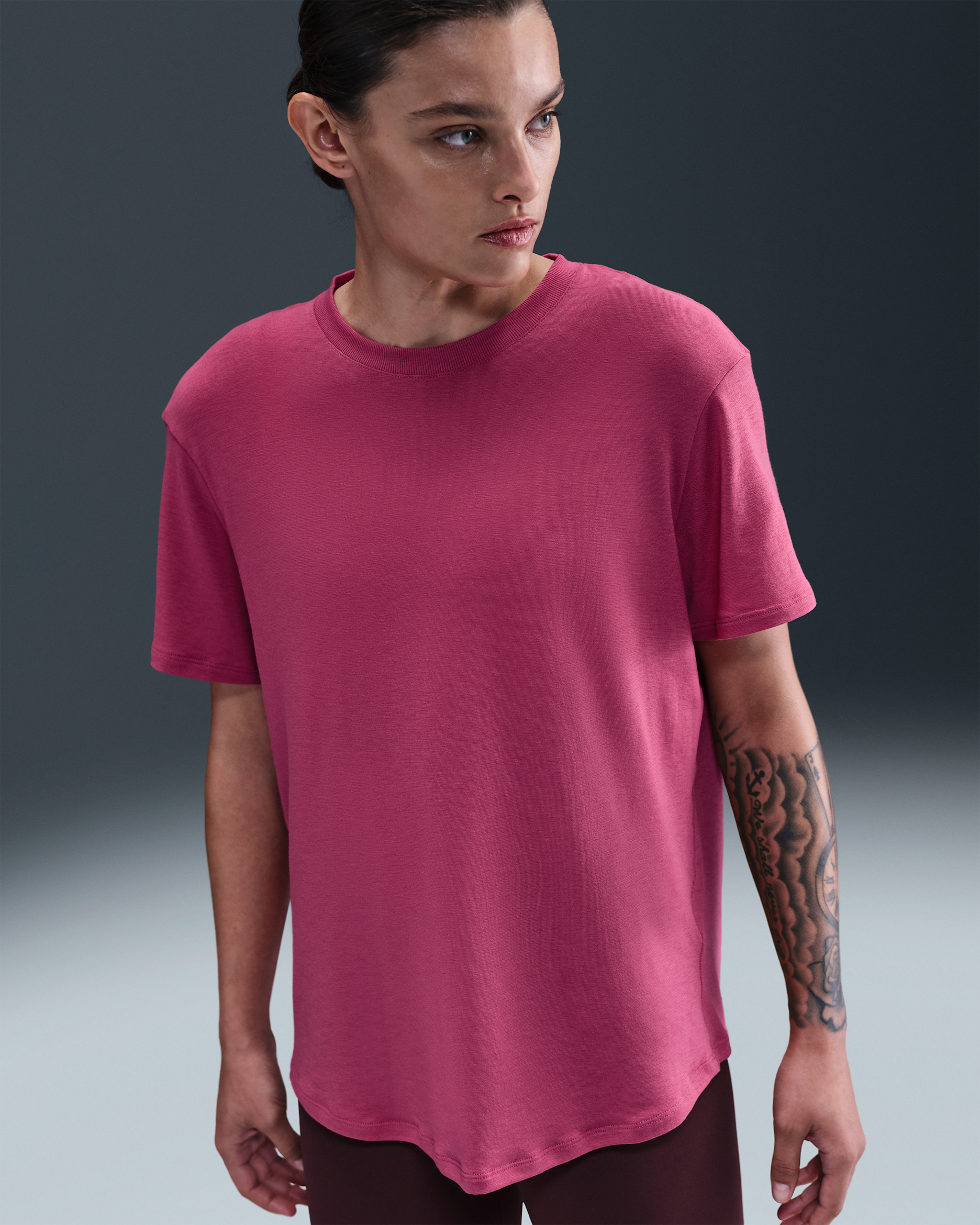 Nike One Relaxed Dri-FIT kortermet overdel til dame - Sweet Beet