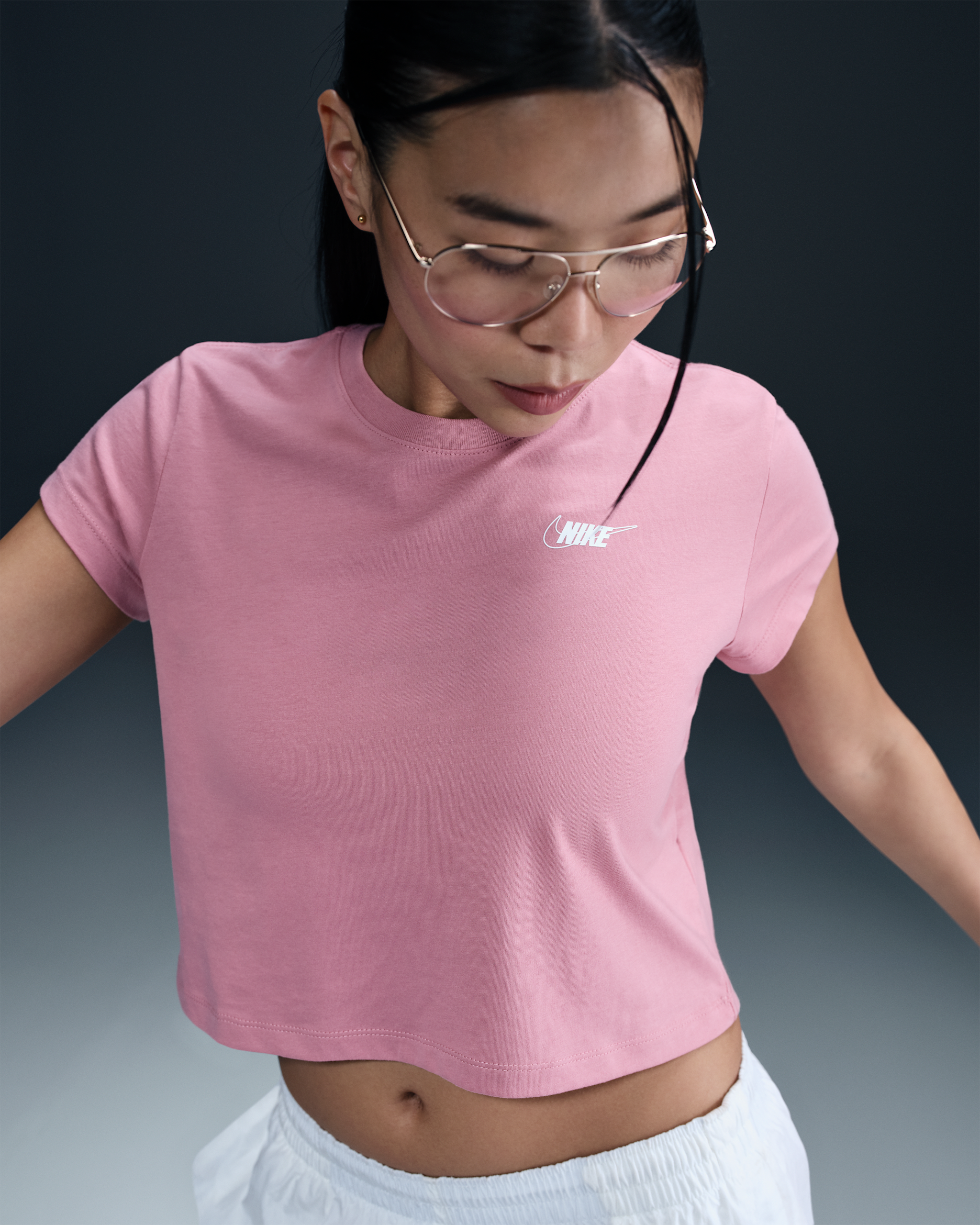 Playera de manga corta con gráfico cropped para mujer Nike Sportswear Club - Rosa elemental/Jaspeado