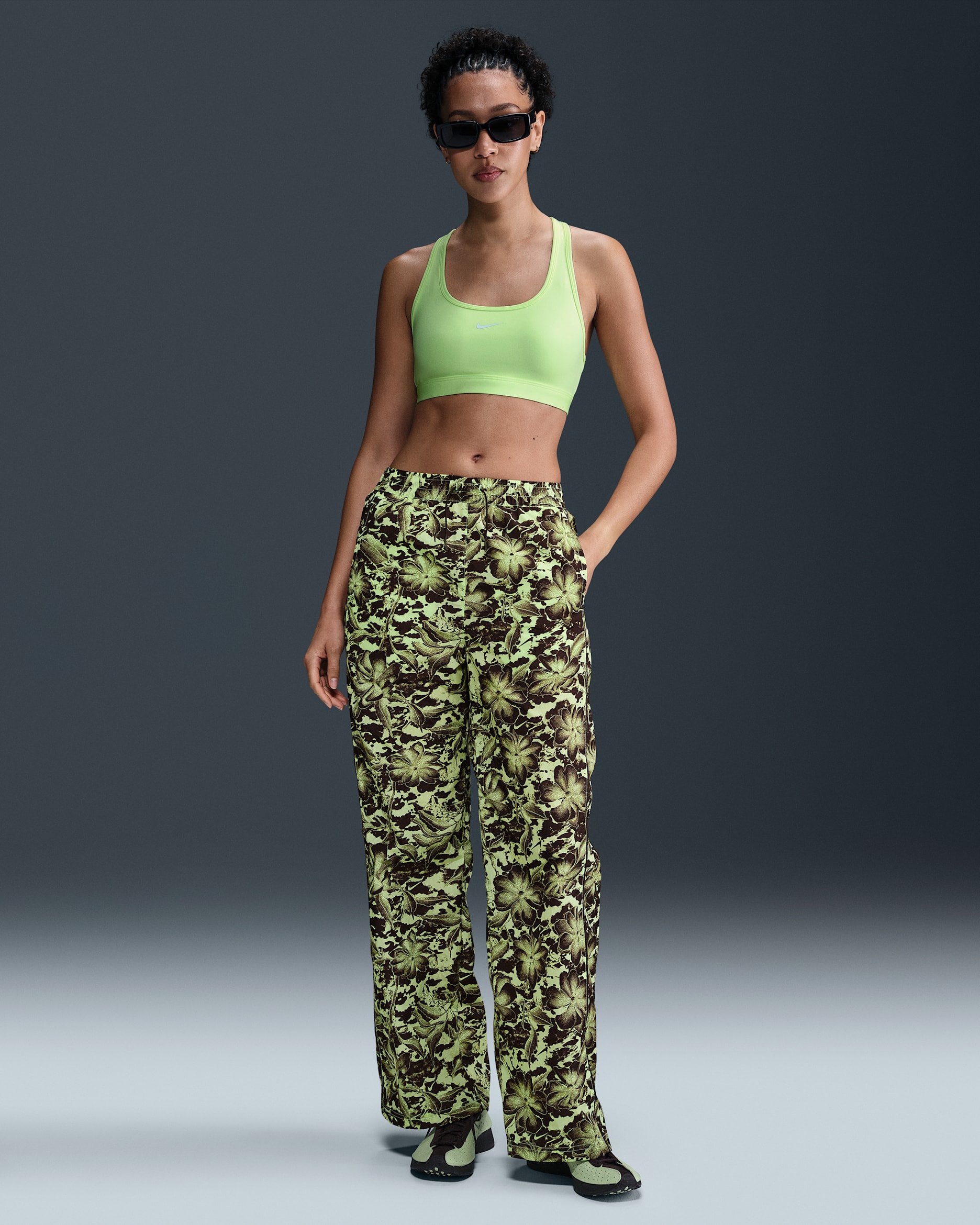 Nike Sportswear Windrunner geweven broek met uv-bescherming, print en halfhoge taille voor dames - Barely Volt