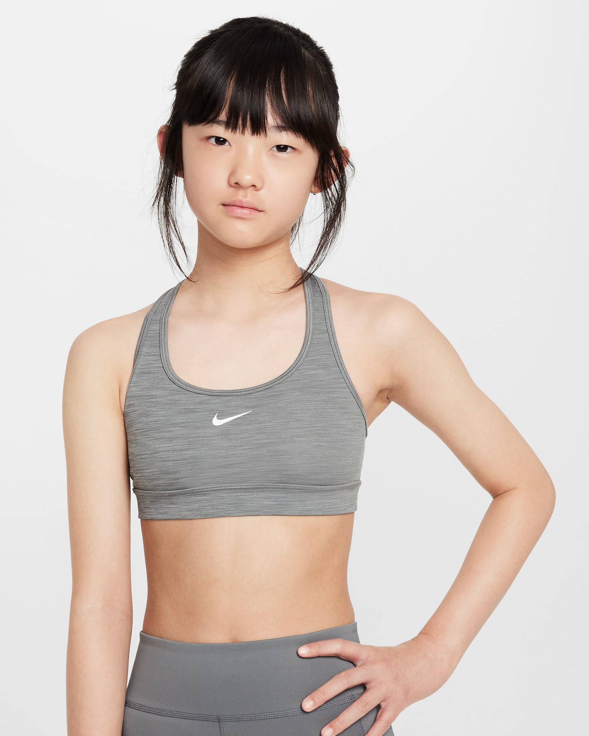 Bra deportivo para niña Nike Swoosh - Carbono jaspeado/Puro/Blanco