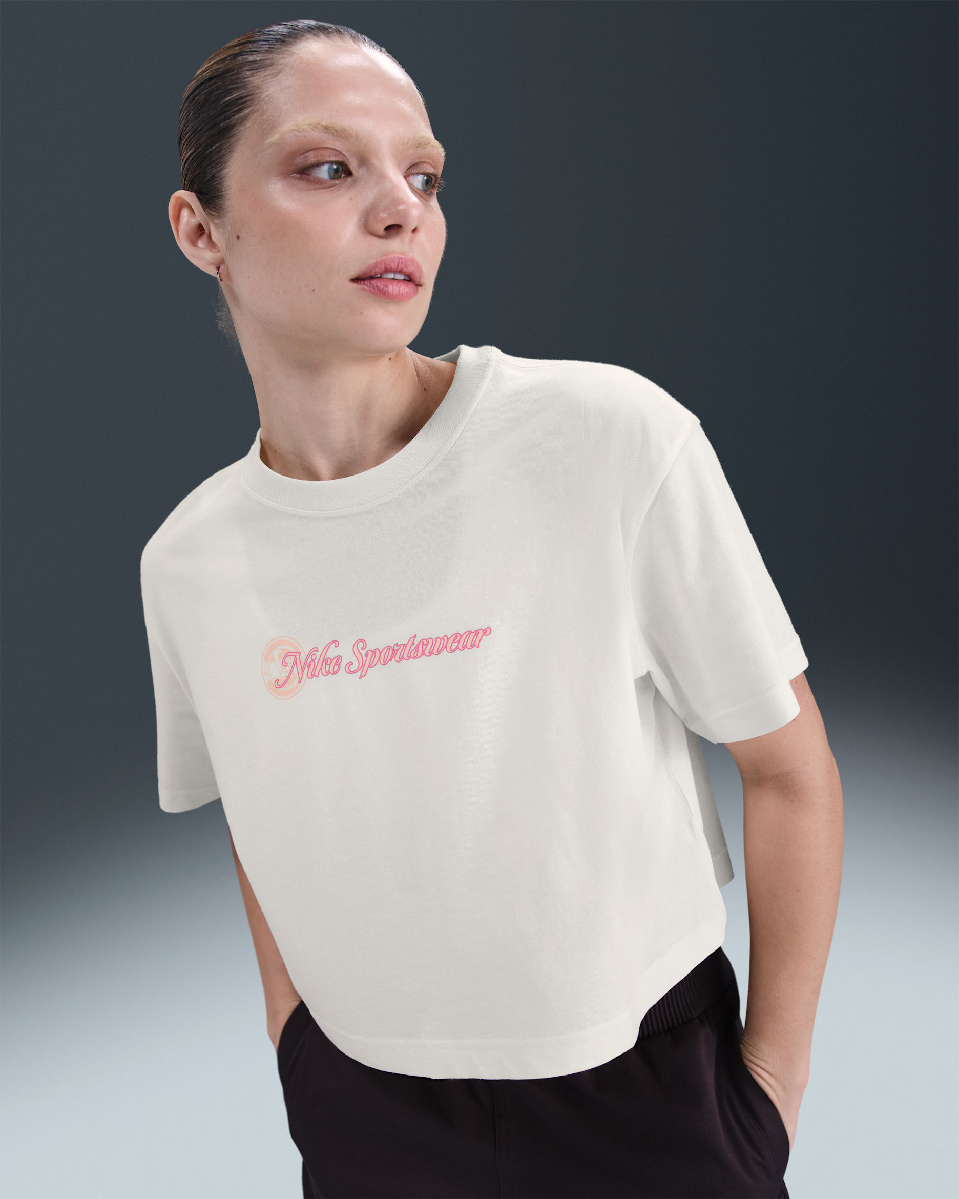 Playera holgada cropped para mujer Nike Sportswear Club - Marfil pálido