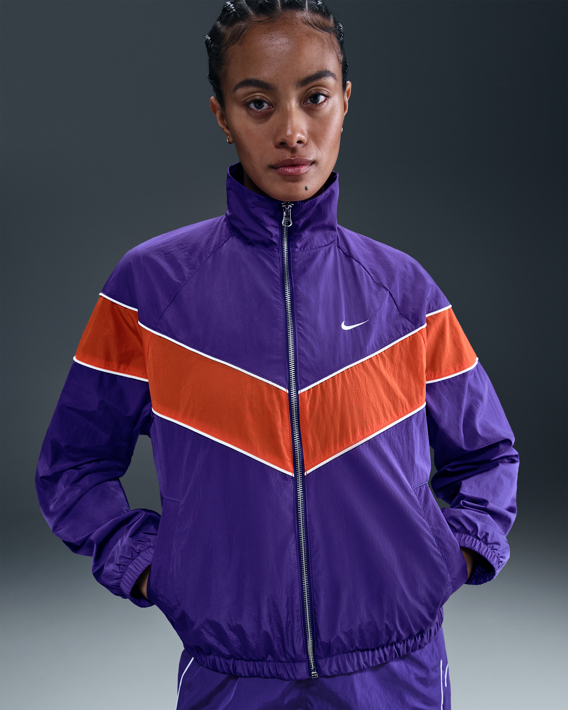 Nike Windrunner lockere UV-Webjacke mit durchgehendem Reißverschluss (Damen) - Court Purple/Sail/Picante Red/Sail