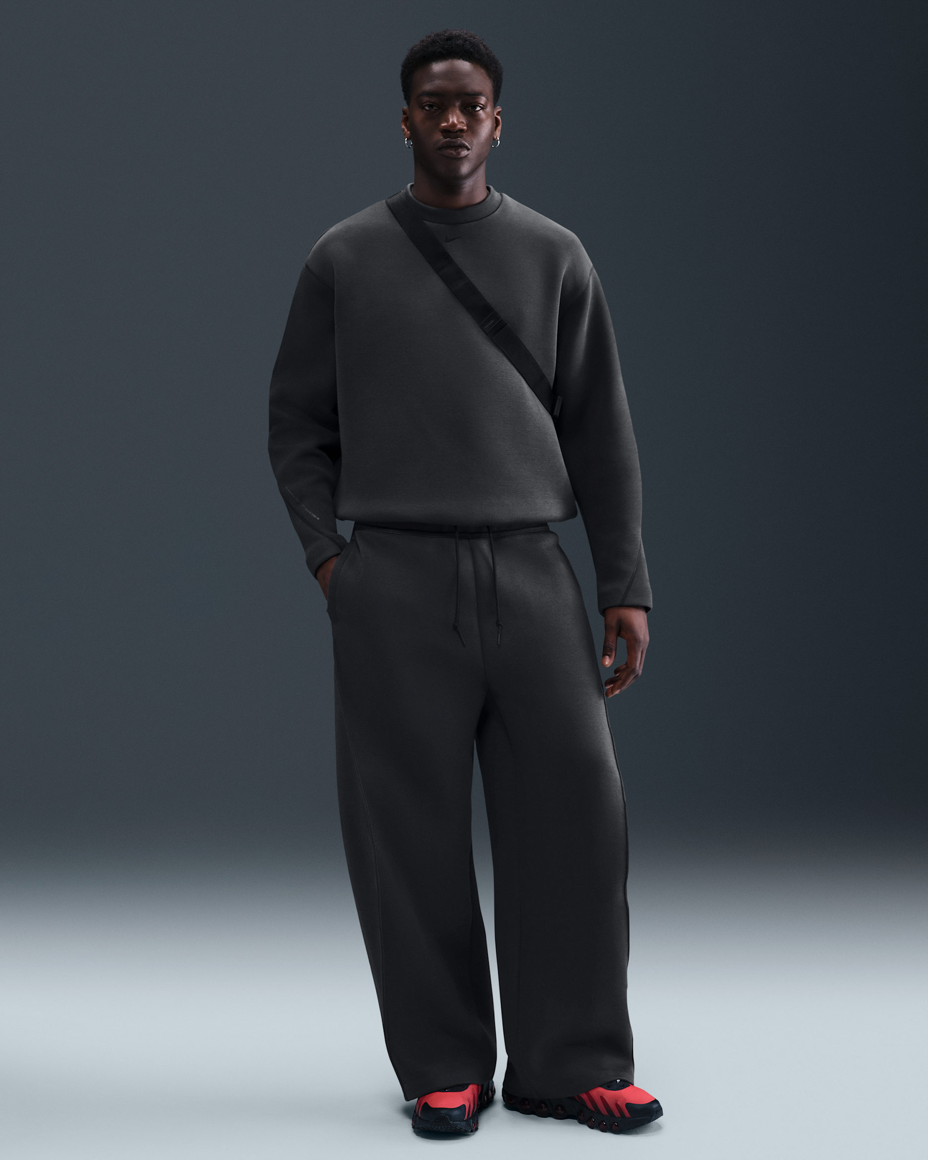 Nike Tech Men's Fleece Loose-Fit Open Hem Trousers - Anthracite/Black