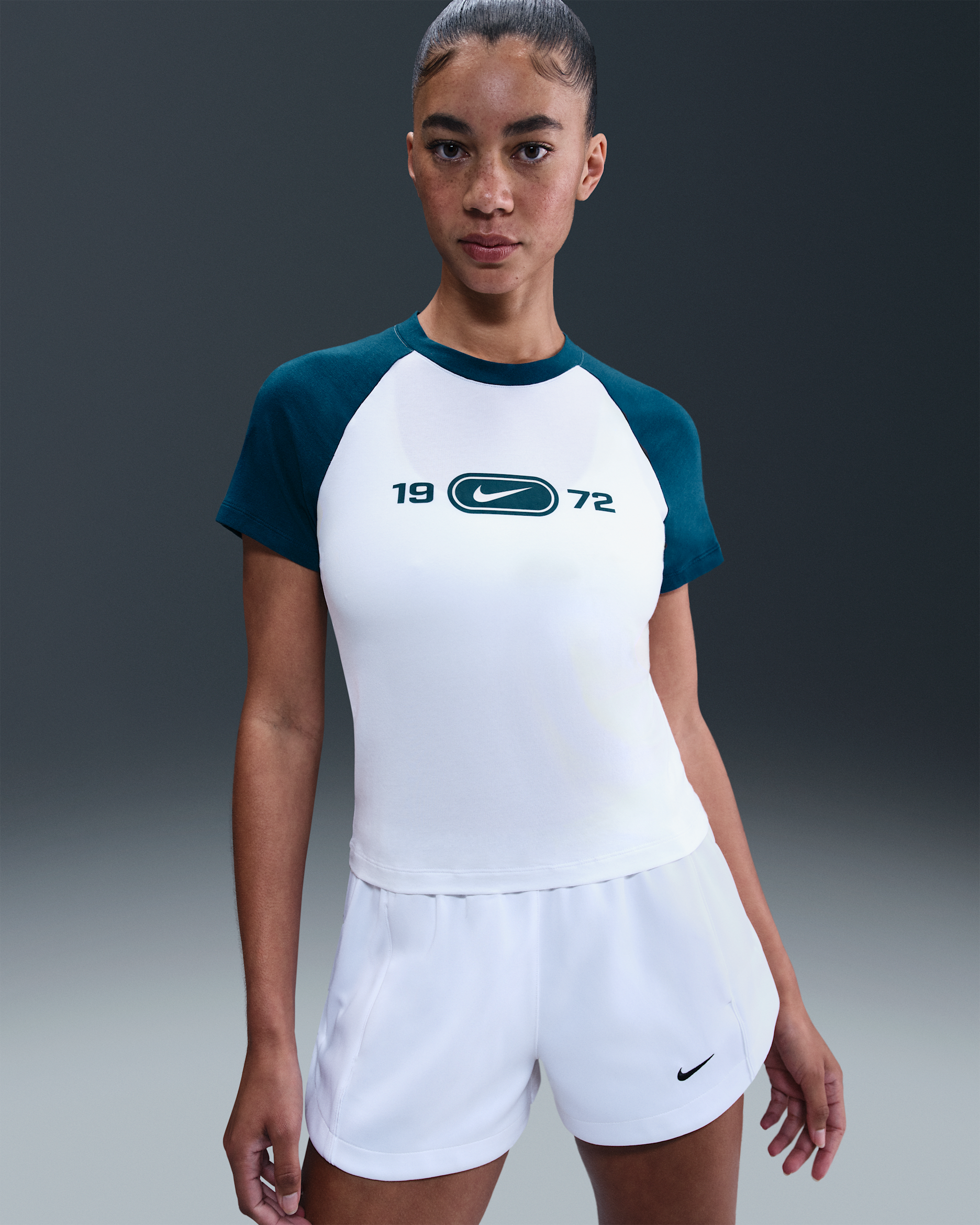T-shirt de corte estreito com grafismo Nike Sportswear Chill Knit para mulher - Branco/Azul Force