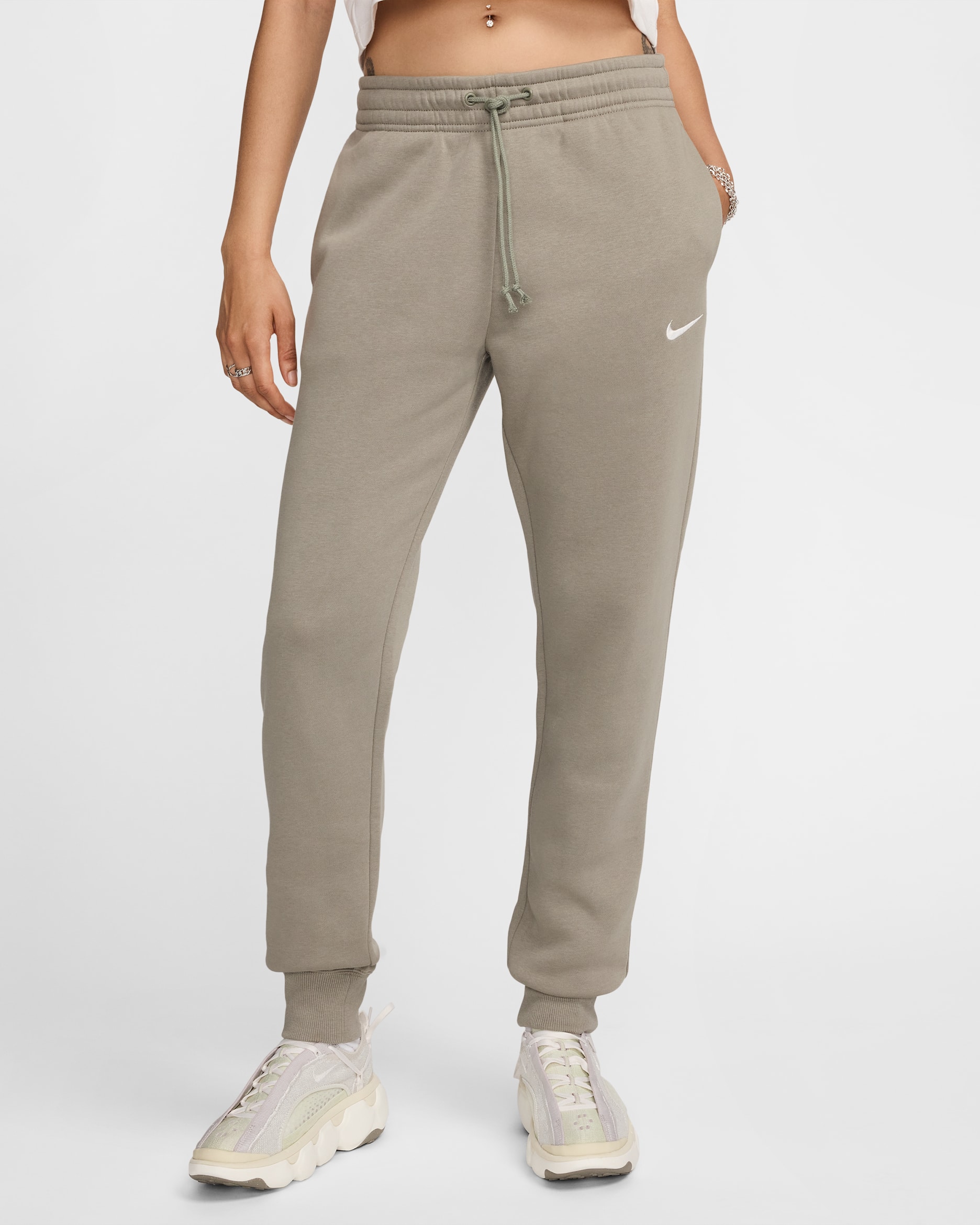 Pants de entrenamiento de tiro medio para mujer Nike Sportswear Phoenix Fleece - Militar claro/Vela