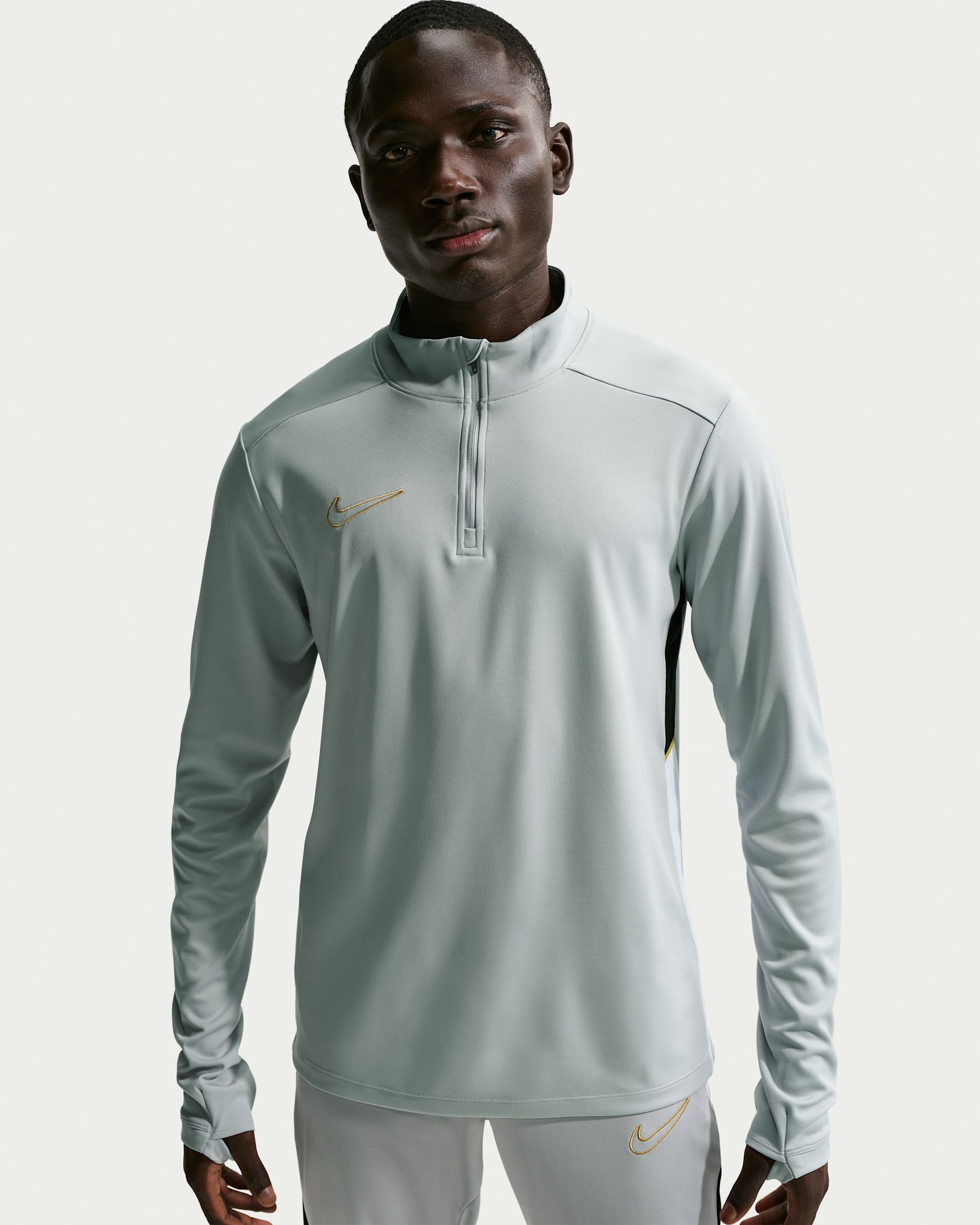 Nike Academy Dri-FIT-fodboldtræningstrøje til mænd - Light Smoke Grey/sort/hvid/Metallic Gold