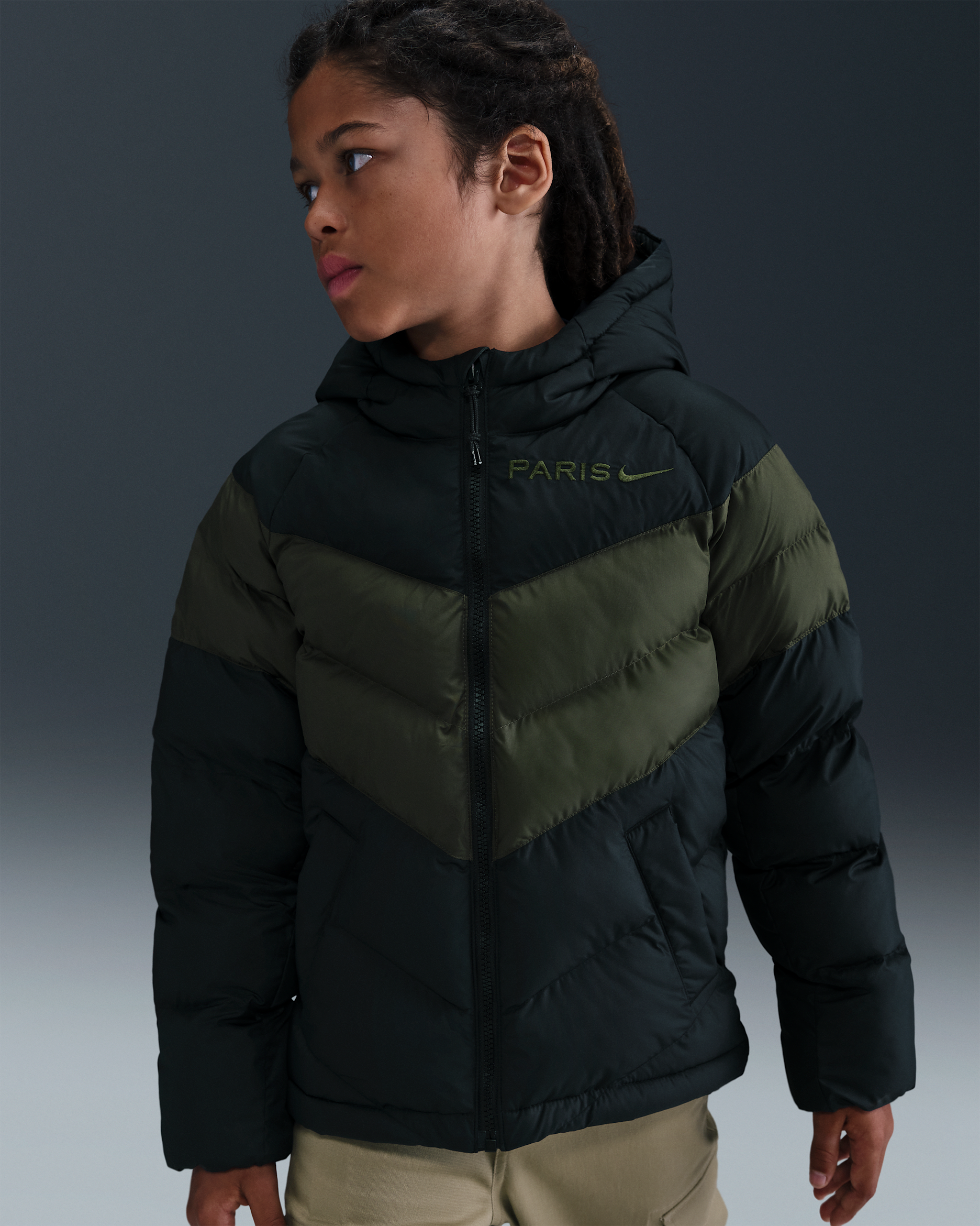 Casaco de futebol com capuz e enchimento sintético Nike Paris Saint-Germain Júnior - Preto/Caqui Cargo/Caqui Cargo