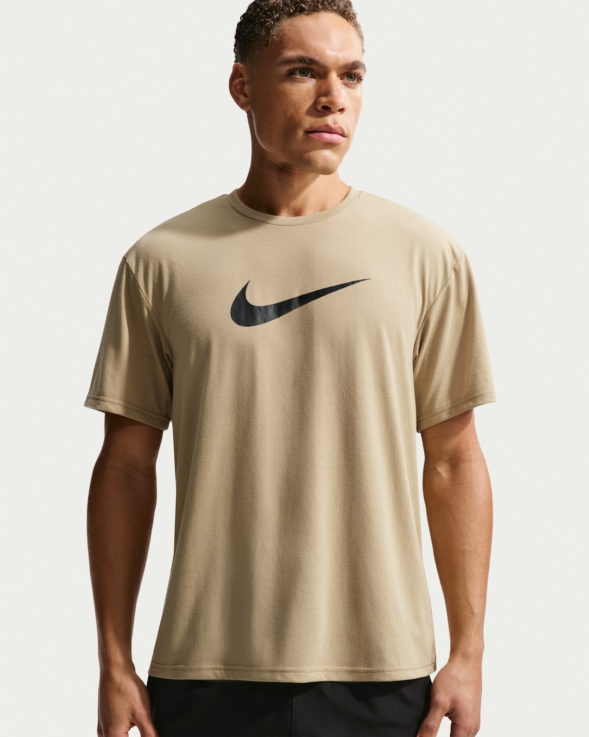 Top cropped para hombre Nike Swim - Beige paracaídas/Gris azulado/Gris azulado/Negro