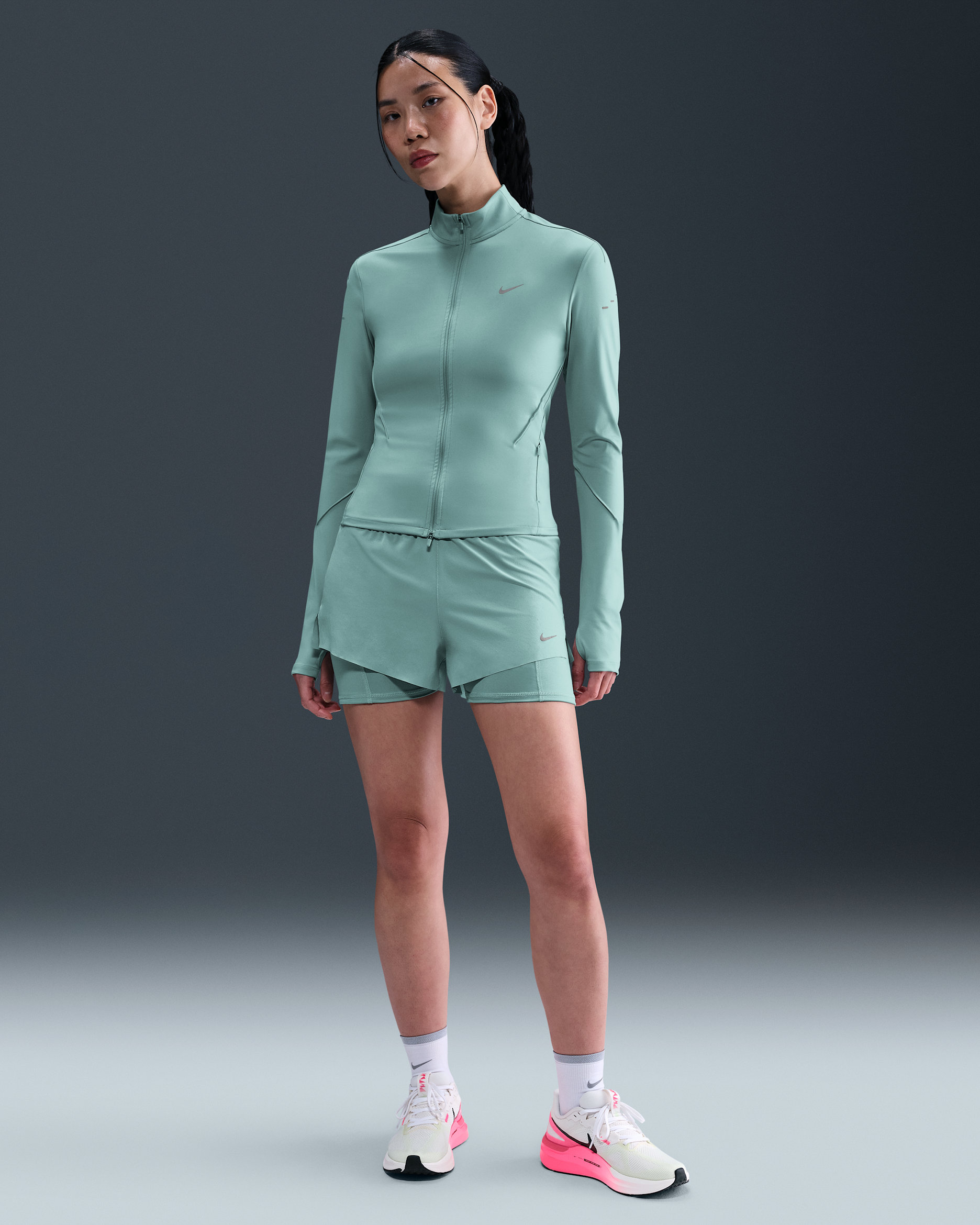 Shorts de correr Dri-FIT de tiro medio 2 en 1 para mujer Nike Swift - Cañón