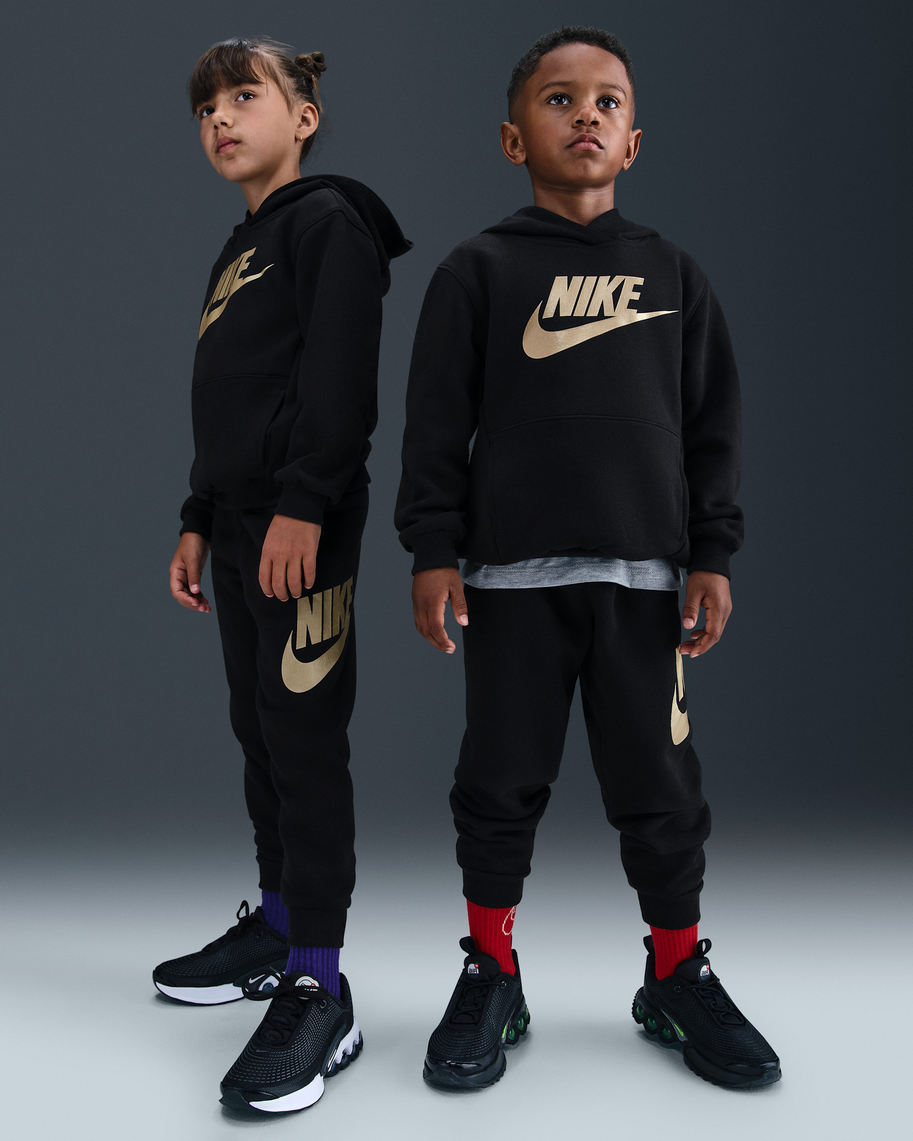 Dwuczęściowy zestaw dla małych dzieci Nike Club Fleece Set - Czerń/Metallic Gold
