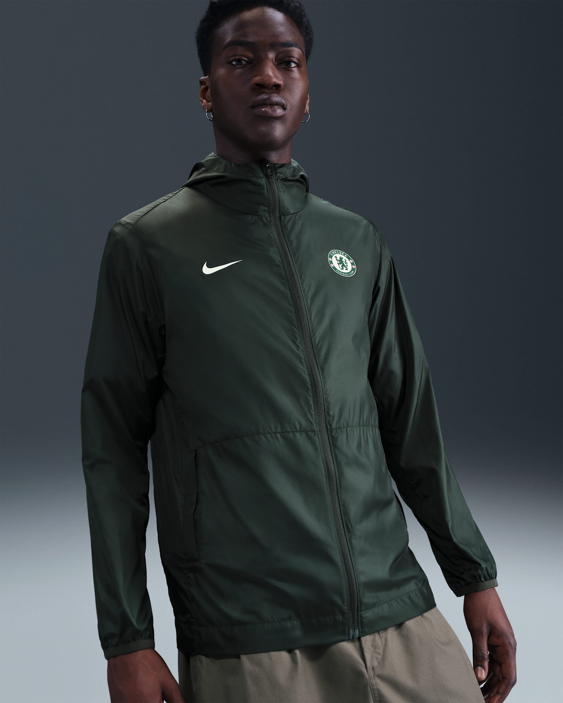 Chelsea FC Academy Pro Chaqueta para la lluvia de fútbol con capucha Nike - Hombre - Outdoor Green/Phantom