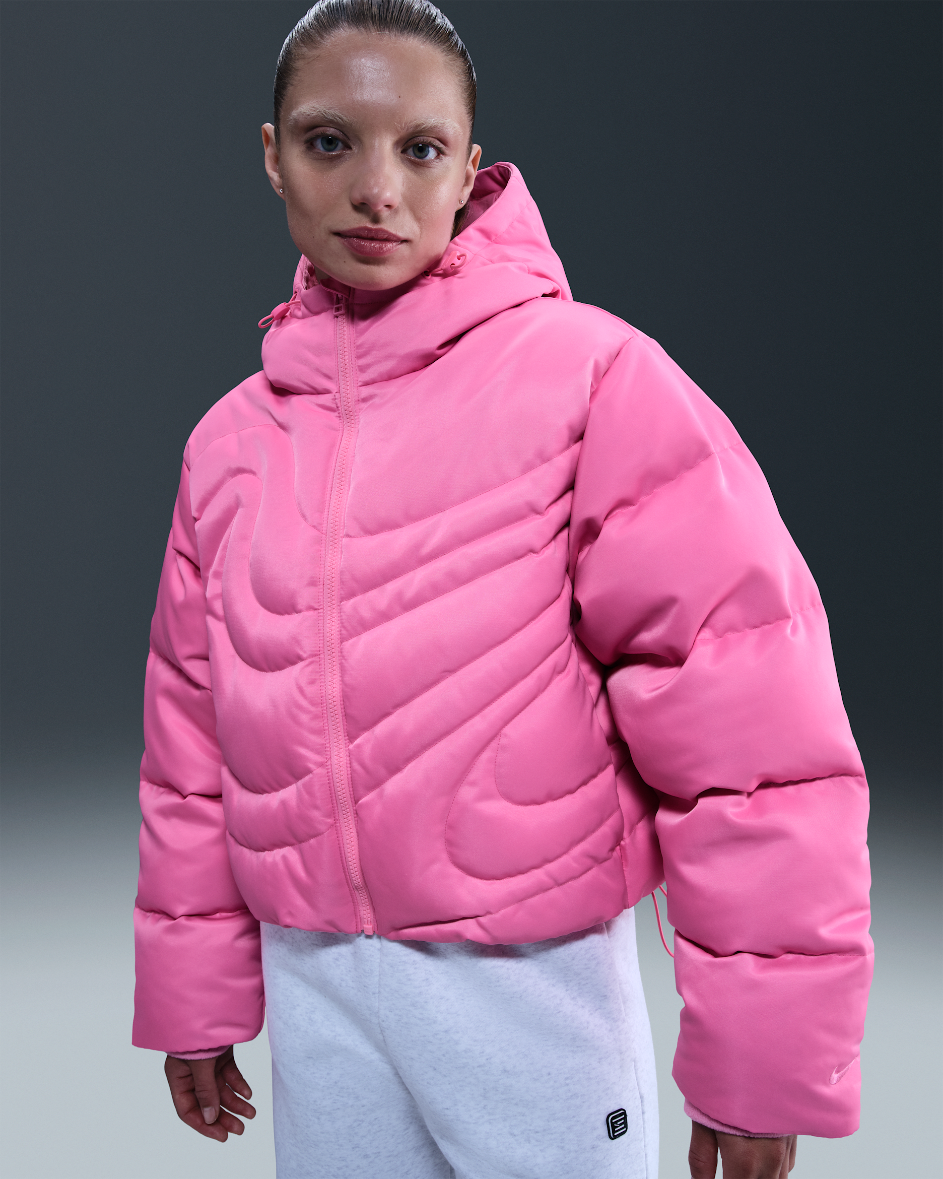 Γυναικείο puffer τζάκετ Therma-FIT σε φαρδιά γραμμή με πούπουλα Nike Sportswear Swoosh Series - Pink Spell/Pink Spell