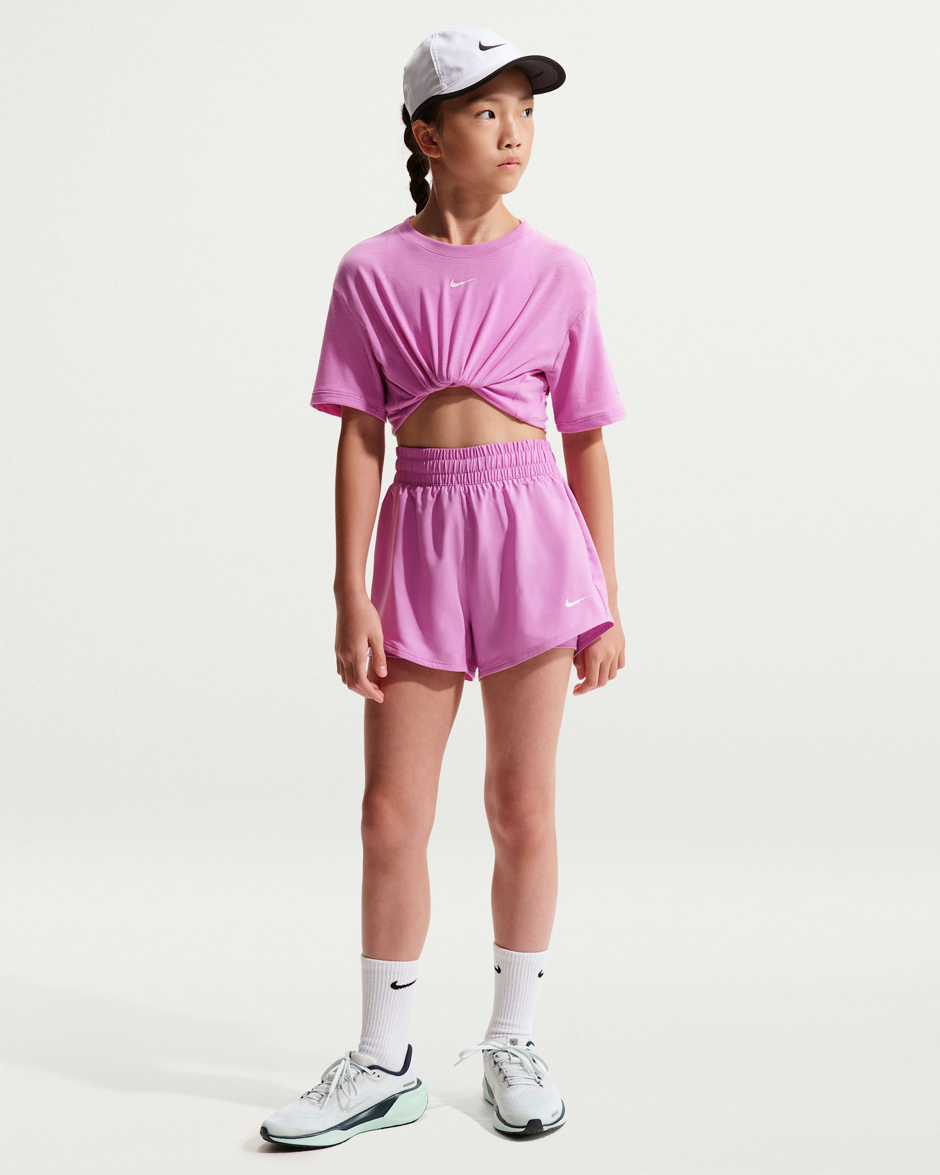 Shorts Dri-FIT de 8 cm 2 en 1 para niña Nike One - Magenta claro/Blanco