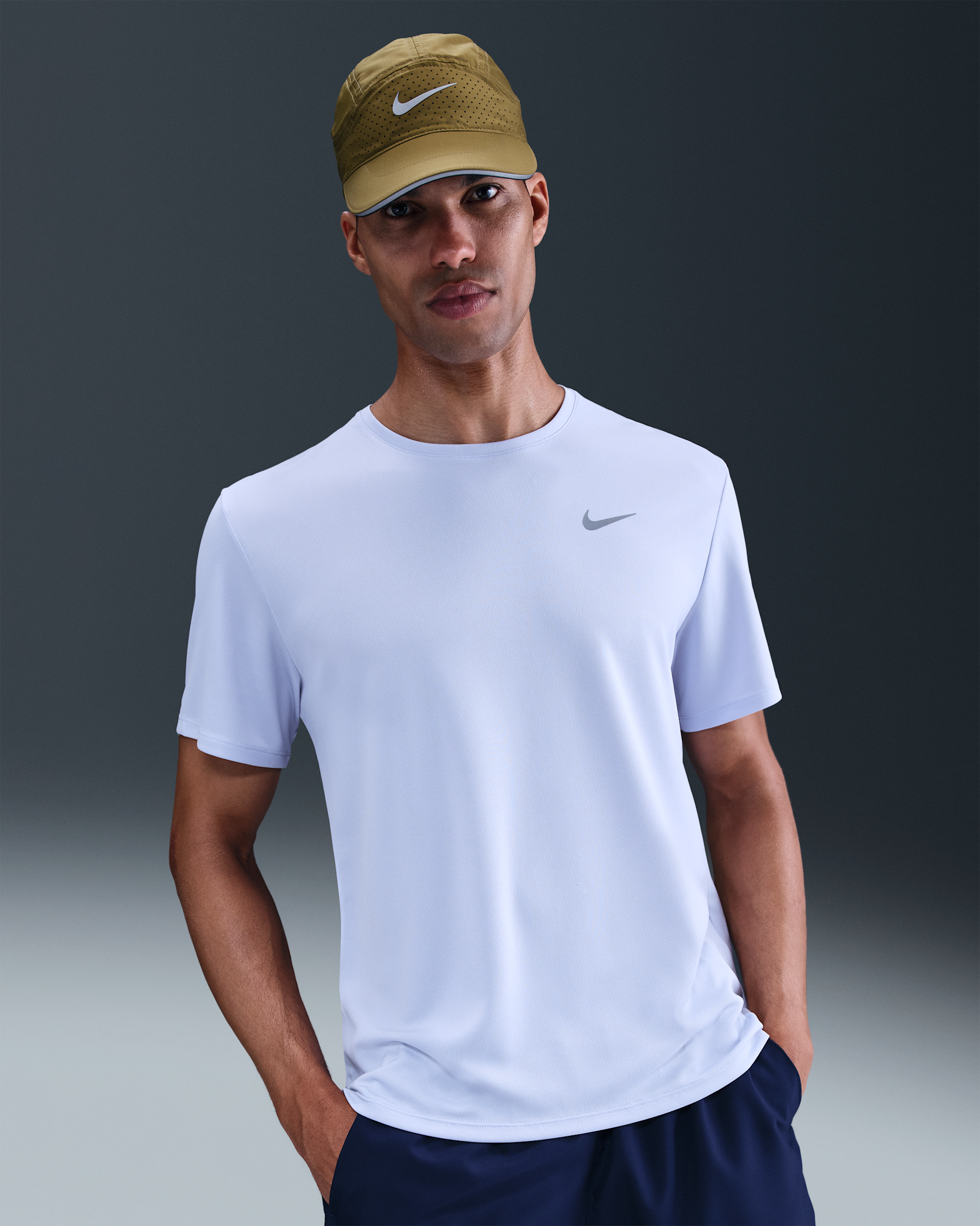 Nike Miler Nike Dri-FIT UV Kurzarm-Laufoberteil für Herren - Ghost