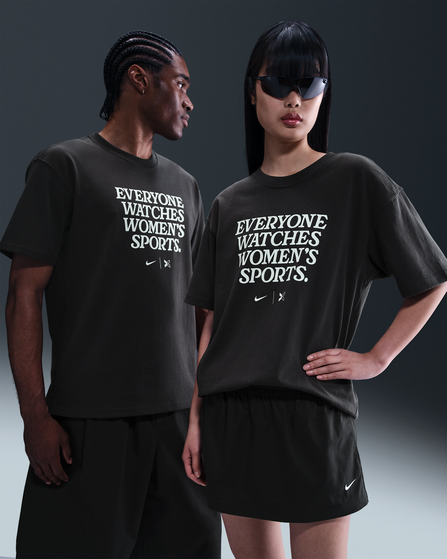 Playera Nike by TOGETHXR Everyone Watches Women's Sports™ - Sombrío apagado