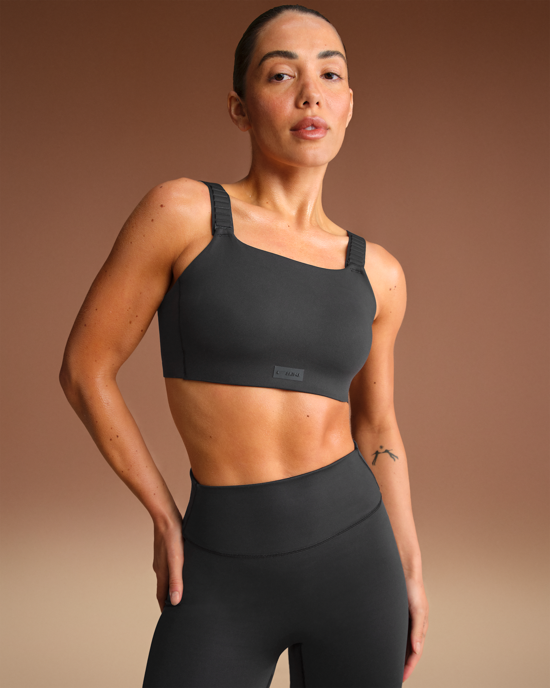 Bra de tirantes anchos para mujer NikeSKIMS Matte - NSKM Obsidiana