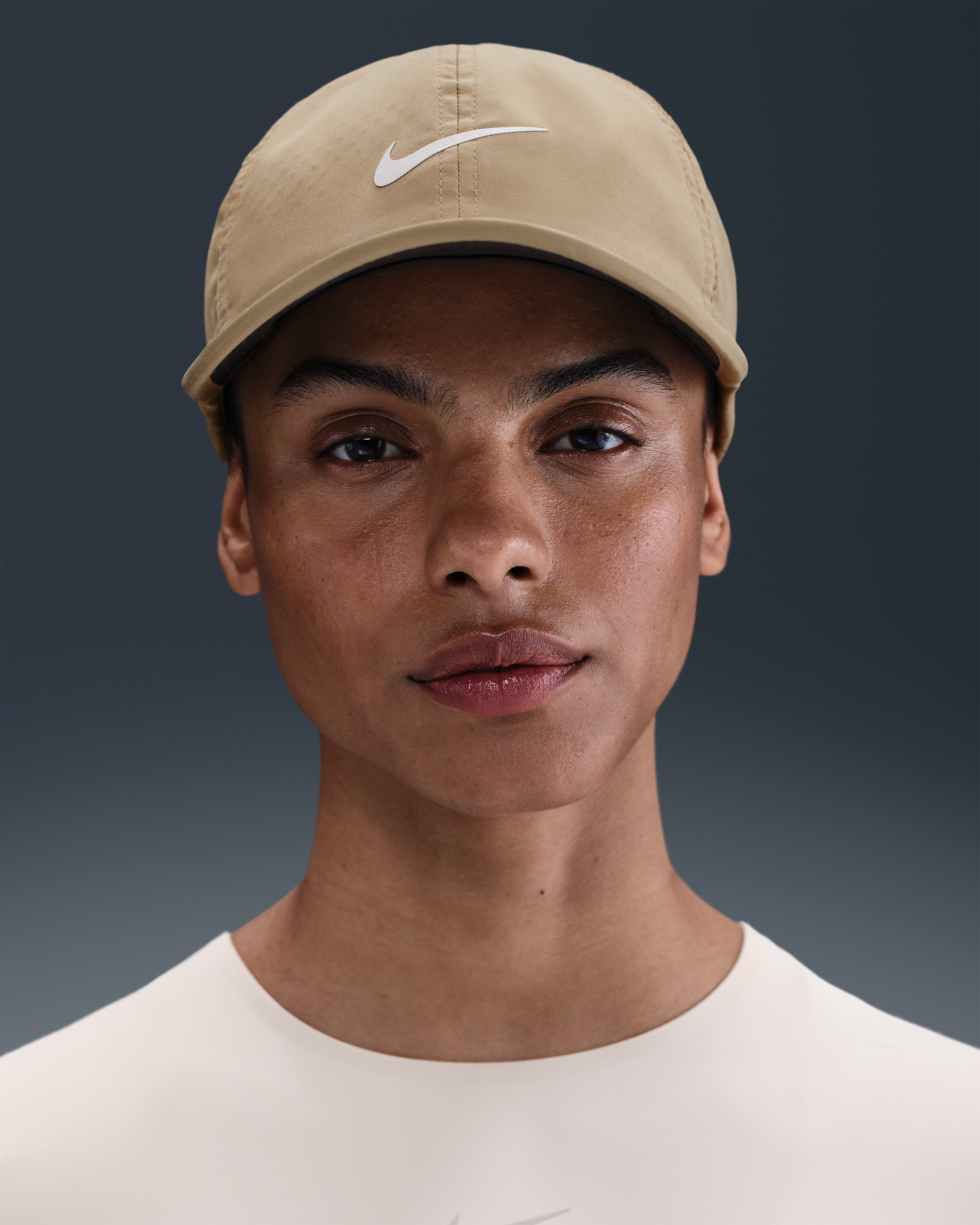 Nike Dri-FIT Club Unstructured Featherlight Cap - Khaki/White
