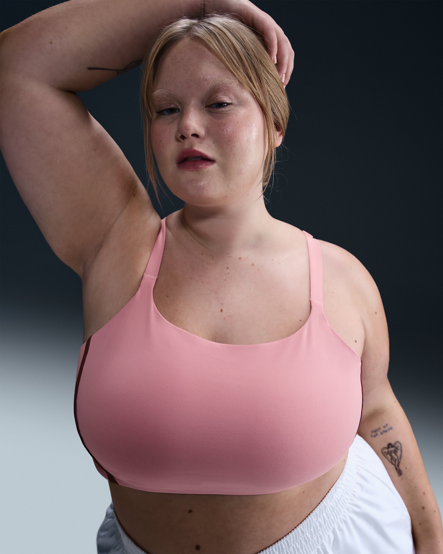 Bra deportivo de baja sujeción con forro delgado para mujer (talla grande) Nike One Convertible - Rosa elemental/Rosa elemental/Rojo team oscuro/Negro