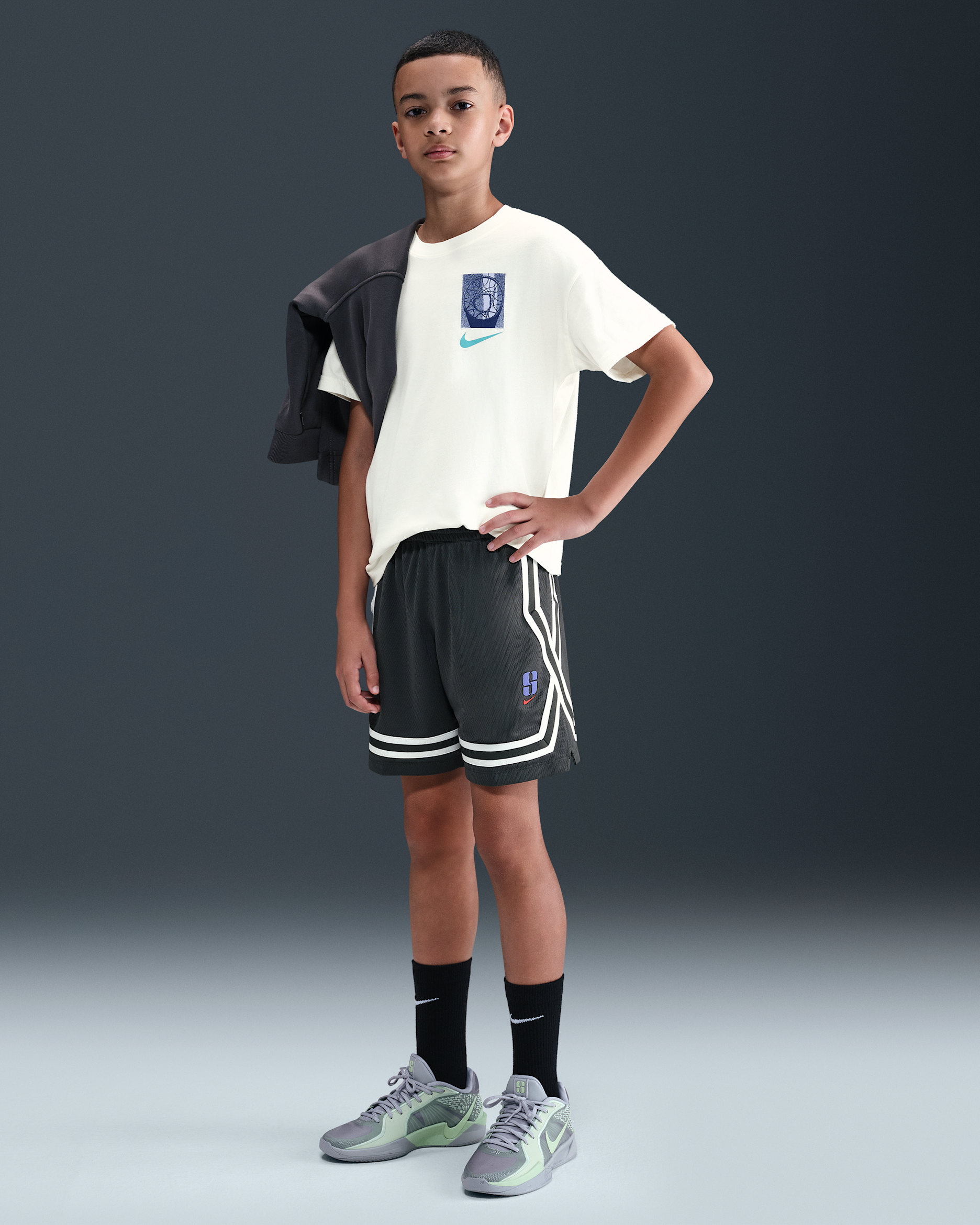 กางเกงบาสเก็ตบอลขาสั้นเด็กโต Dri-FIT Sabrina Crossover - Anthracite/Purple Pulse/Magic Ember