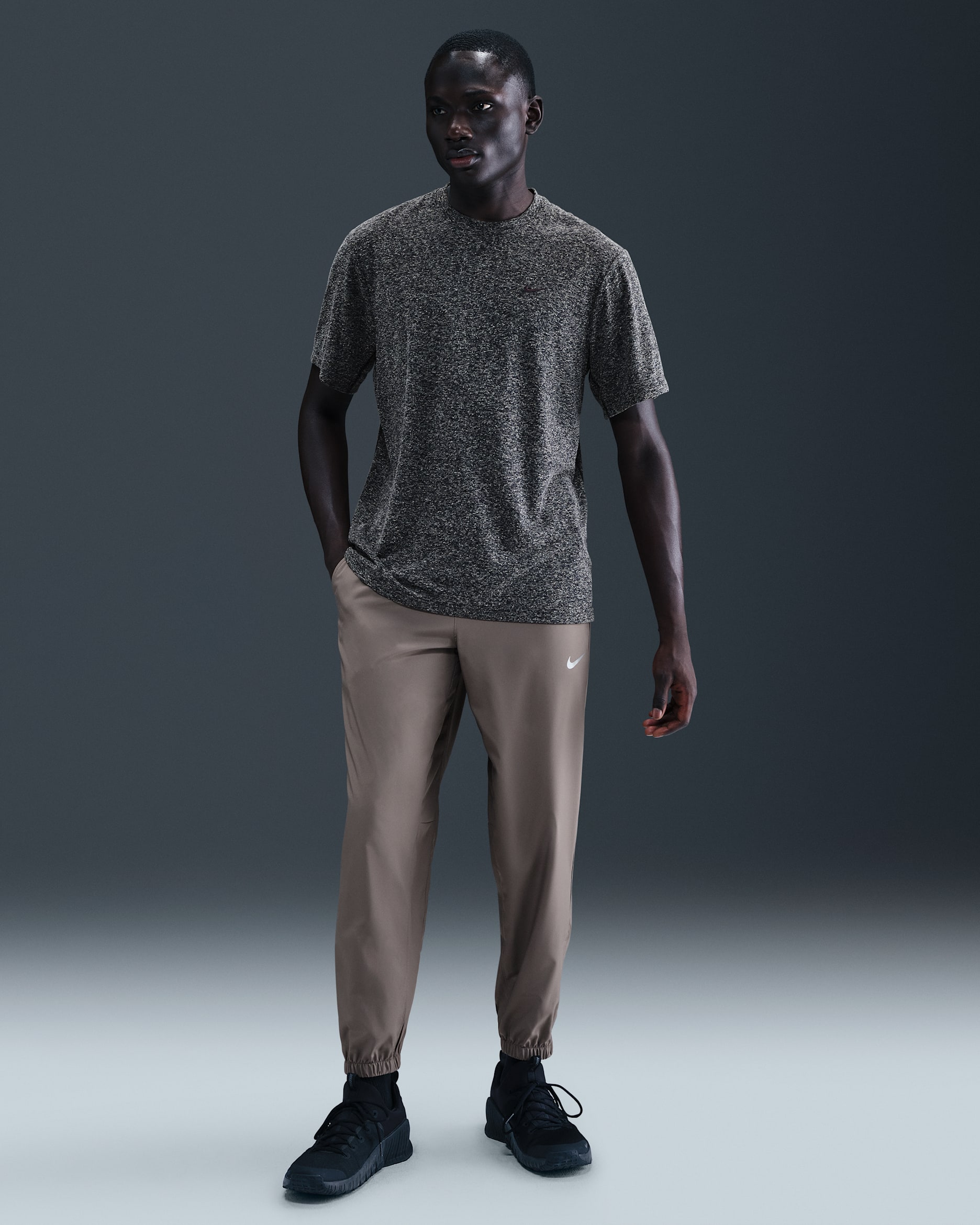 Nike Form Dri-FIT avsmalnet, allsidig herrebukse - Cave Stone/Svart