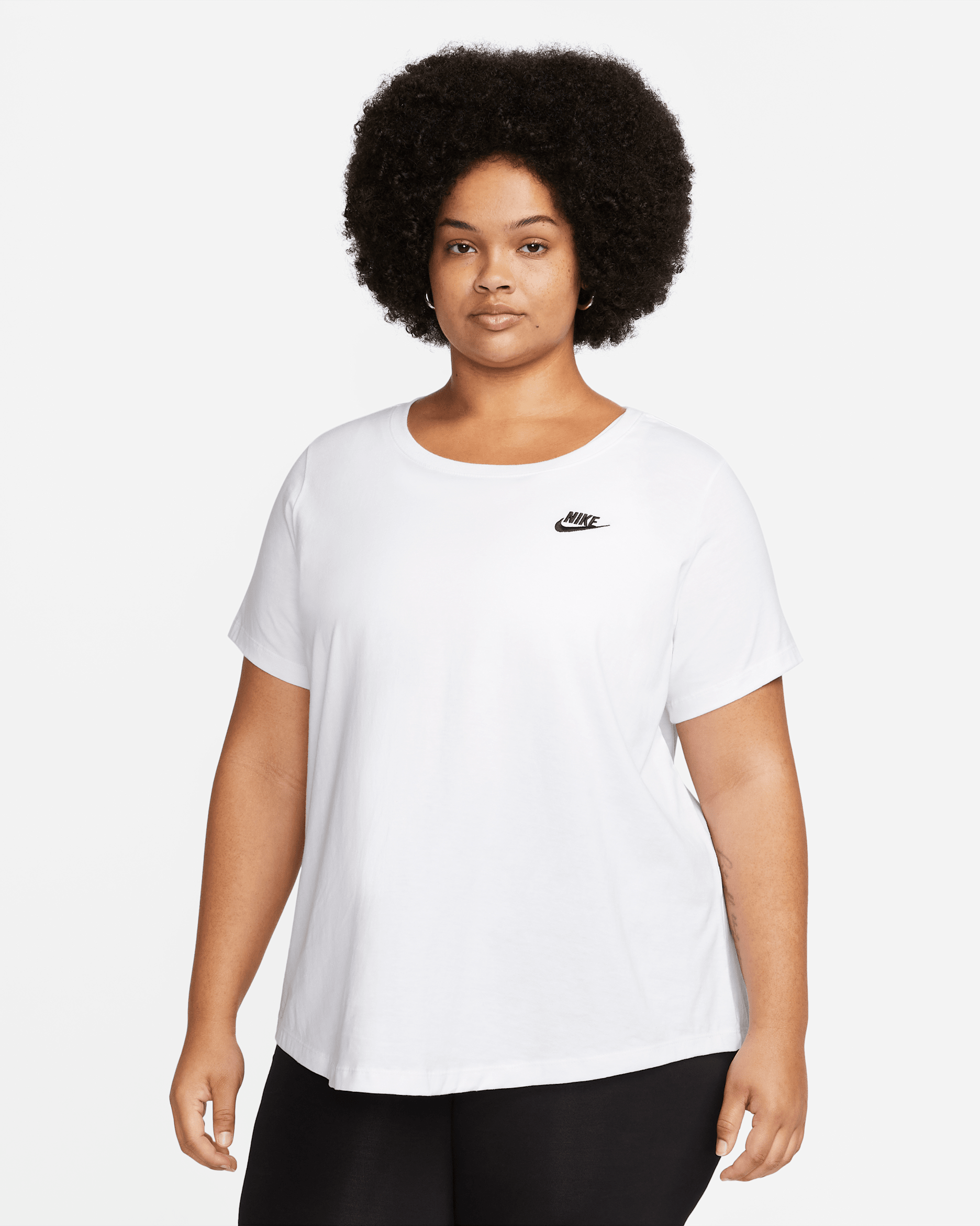 Nike Sportswear Club Essentials Damen-T-Shirt (große Größe) - Weiß/Schwarz