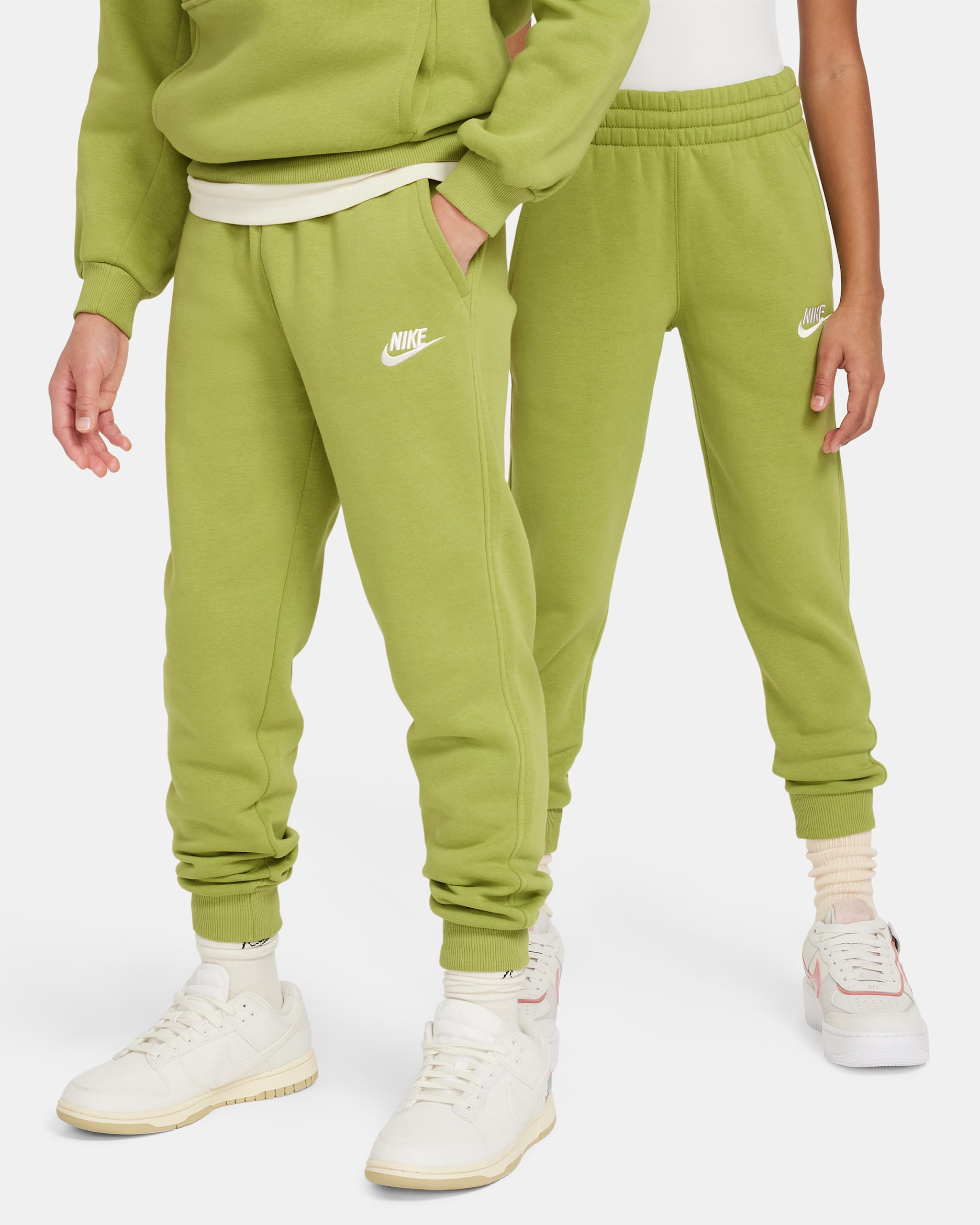 กางเกงจ๊อกกิ้งเด็กโต Nike Sportswear Club Fleece - Pear/ขาว