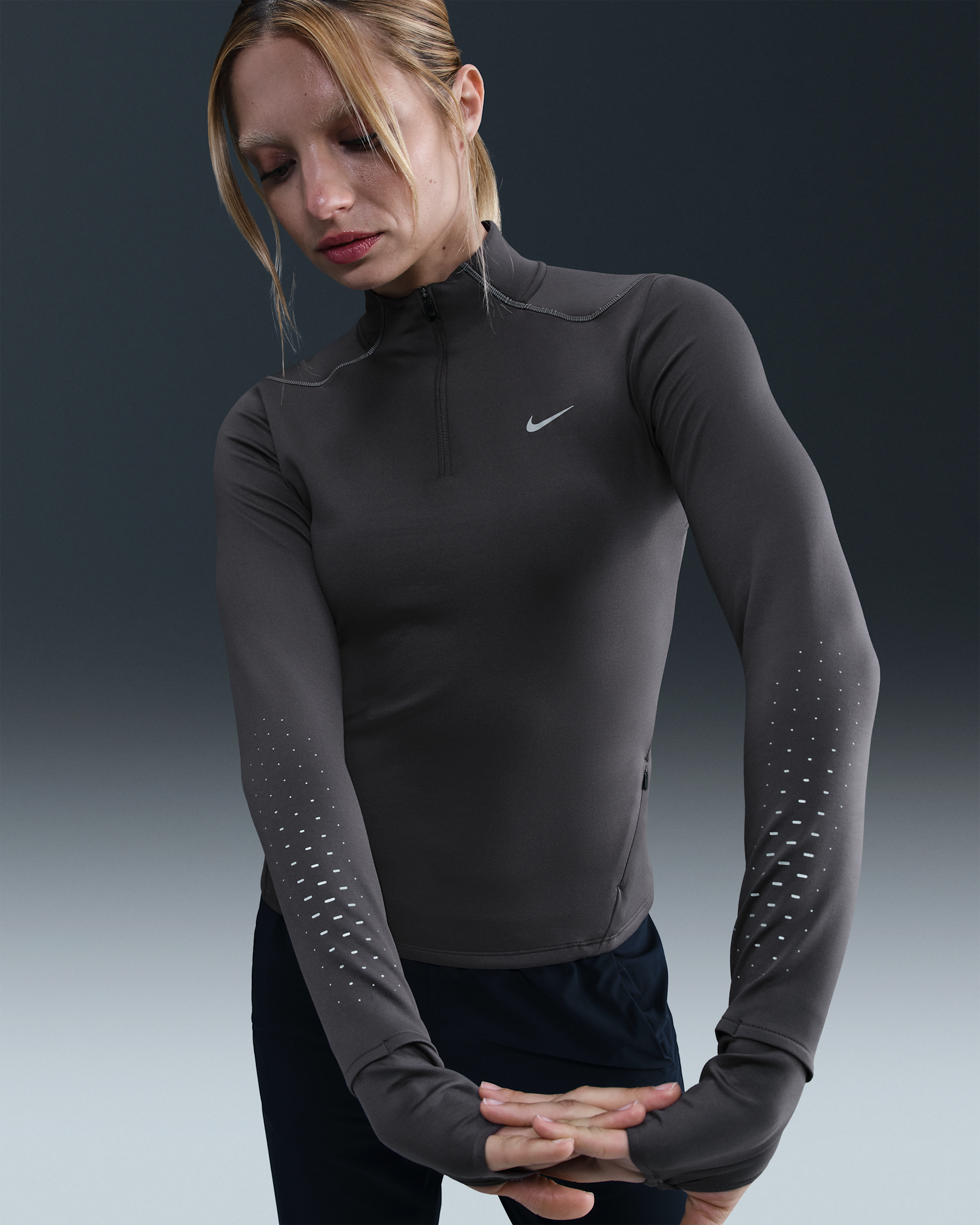 Playera de running Therma-FIT ADV con cierre de 1/4 y detalles reflejantes Therma-FIT ADV para mujer Nike Swift - Gris trueno/Negro
