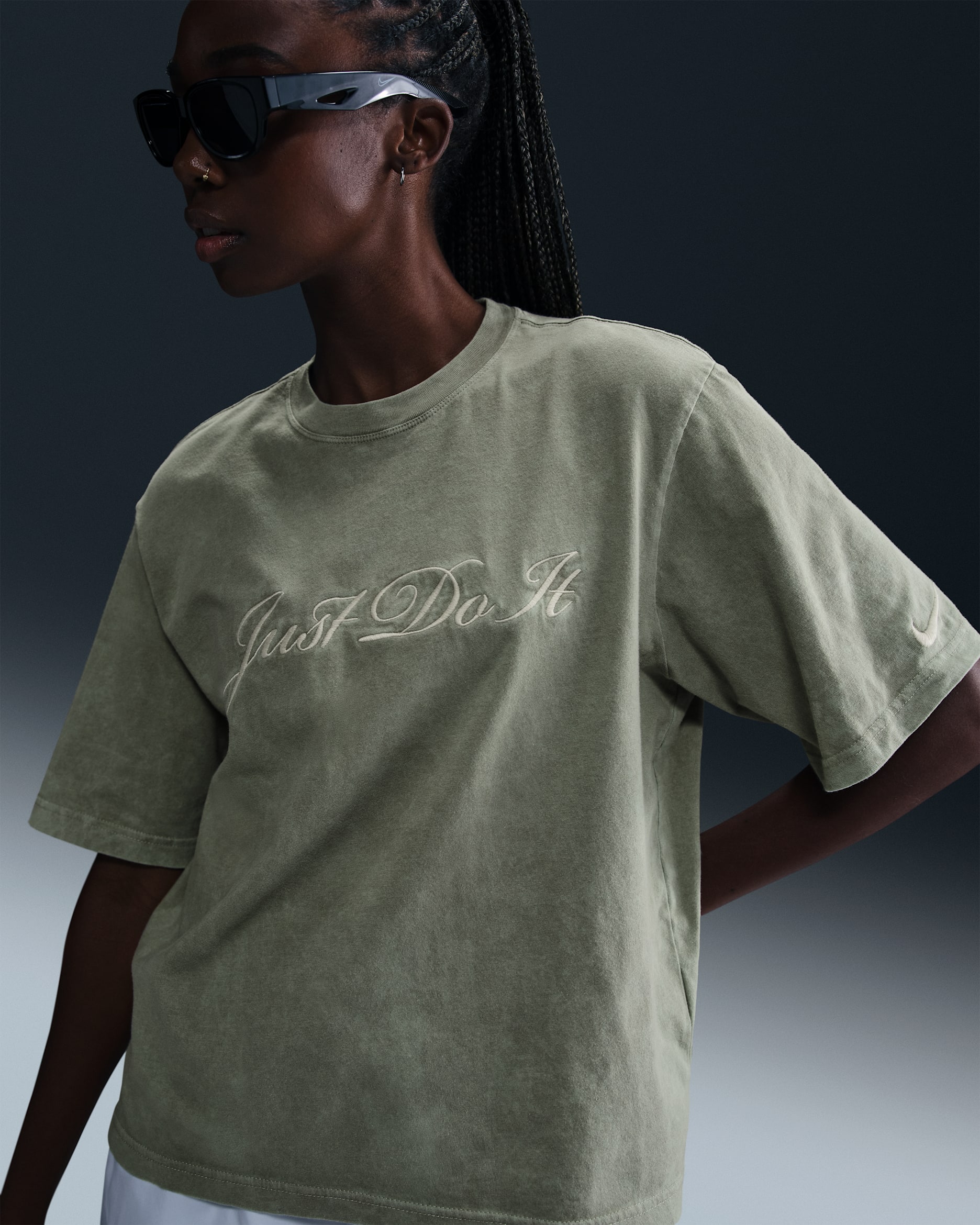 ナイキ スポーツウェア ウィメンズ Tシャツ - ライトアーミー/ライトオールウッドブラウン