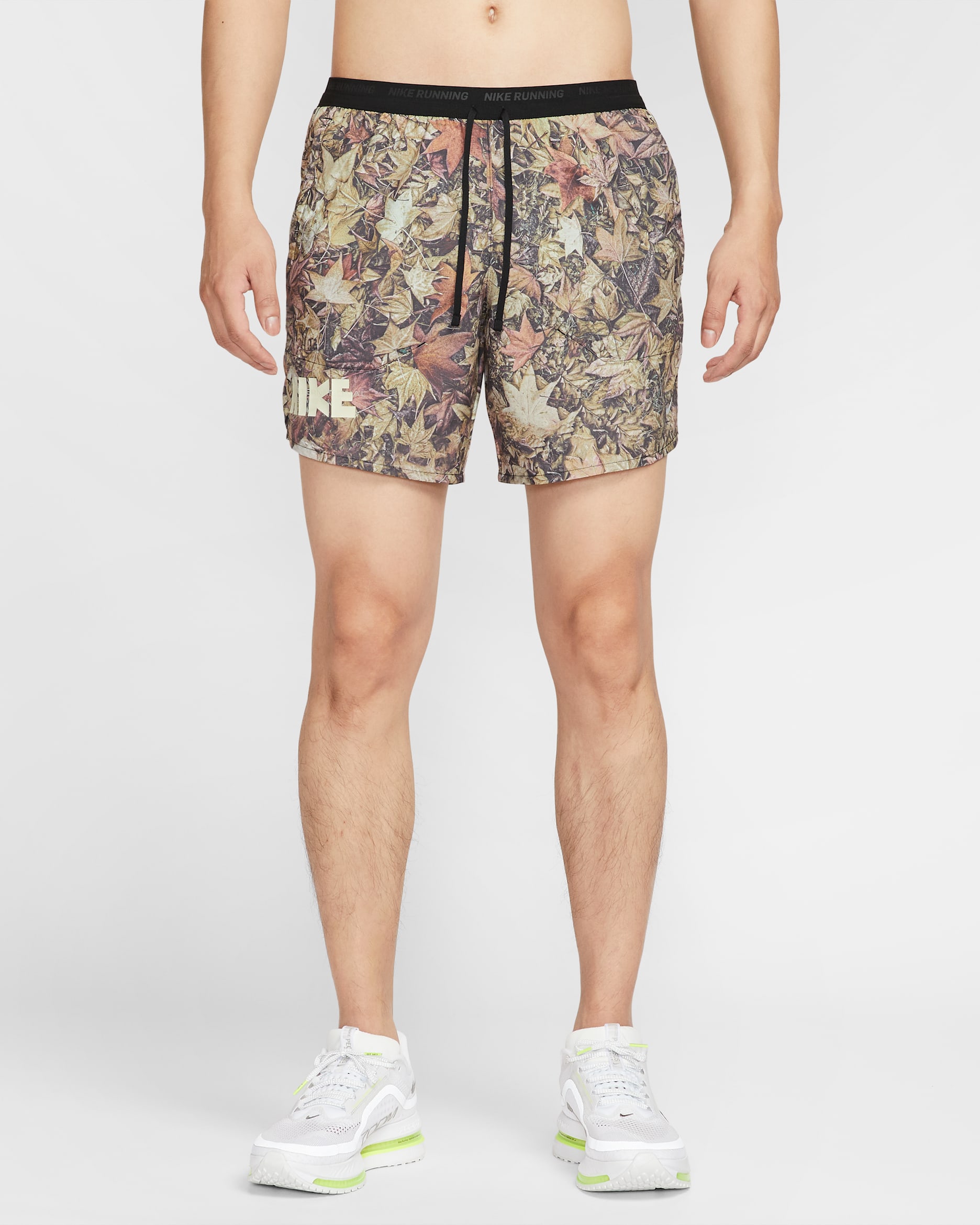 Nike Stride Men's Dri-FIT 18cm (approx) Brief-Lined Printed Running Shorts - Black/White/Hemp