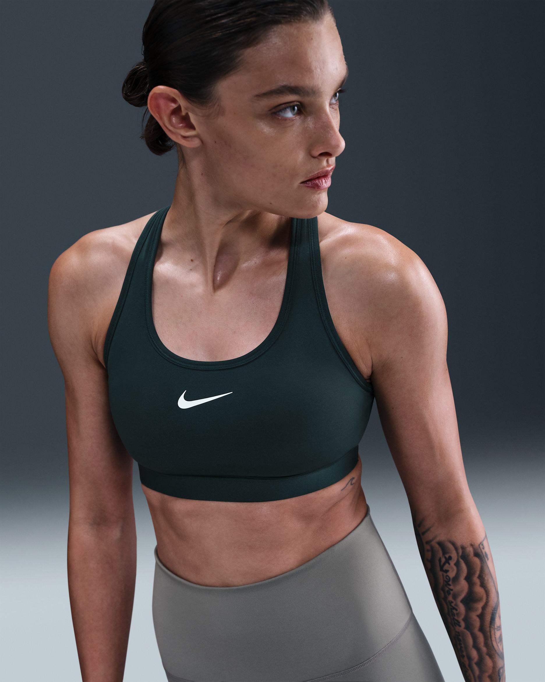 Bra deportivo con almohadillas para mujer Nike Swoosh Medium Support - Alga/Blanco