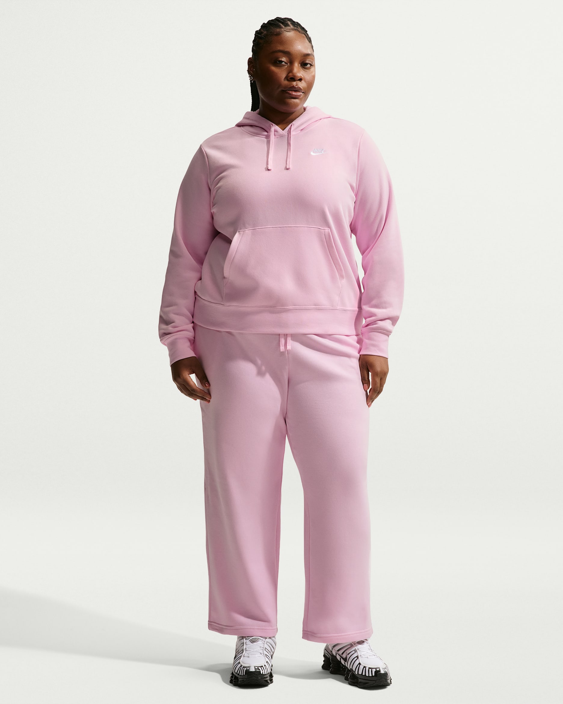 Nike Sportswear Club Fleece Women's Mid-Rise Wide-Leg Sweatpants (Plus Size) - Pink Foam/White