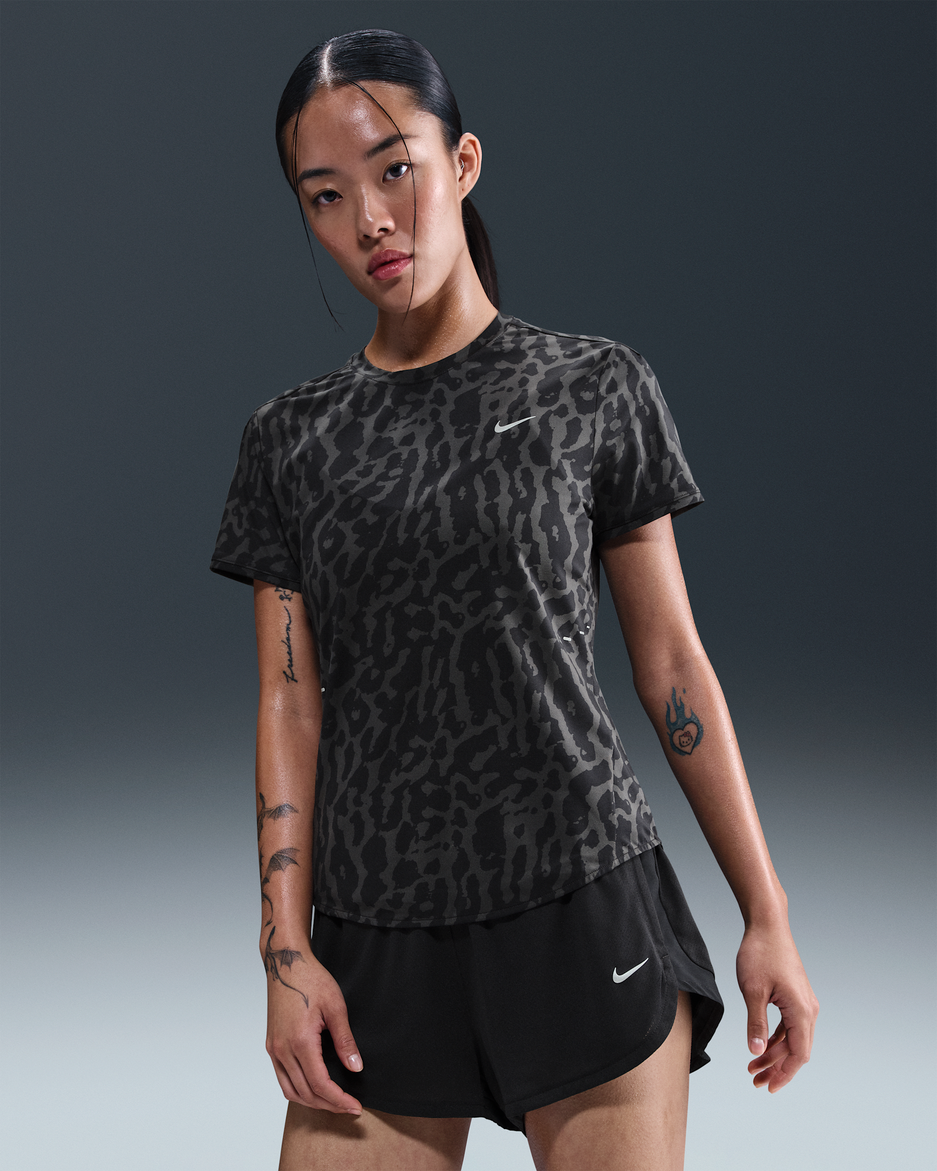 Nike Swift 女款 Dri-FIT 短袖跑步上衣 - 黑色/黑色