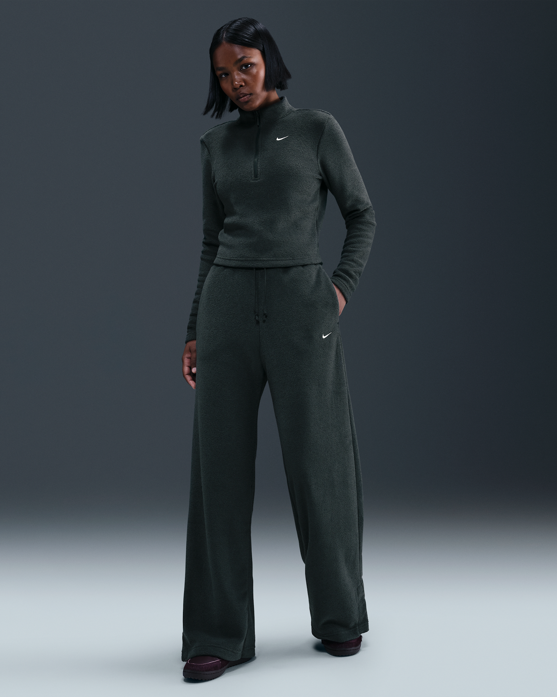 Pants de tejido Fleece cálidos de piernas anchas y tiro alto para mujer Nike Sportswear Phoenix Plush - Alga/Vela