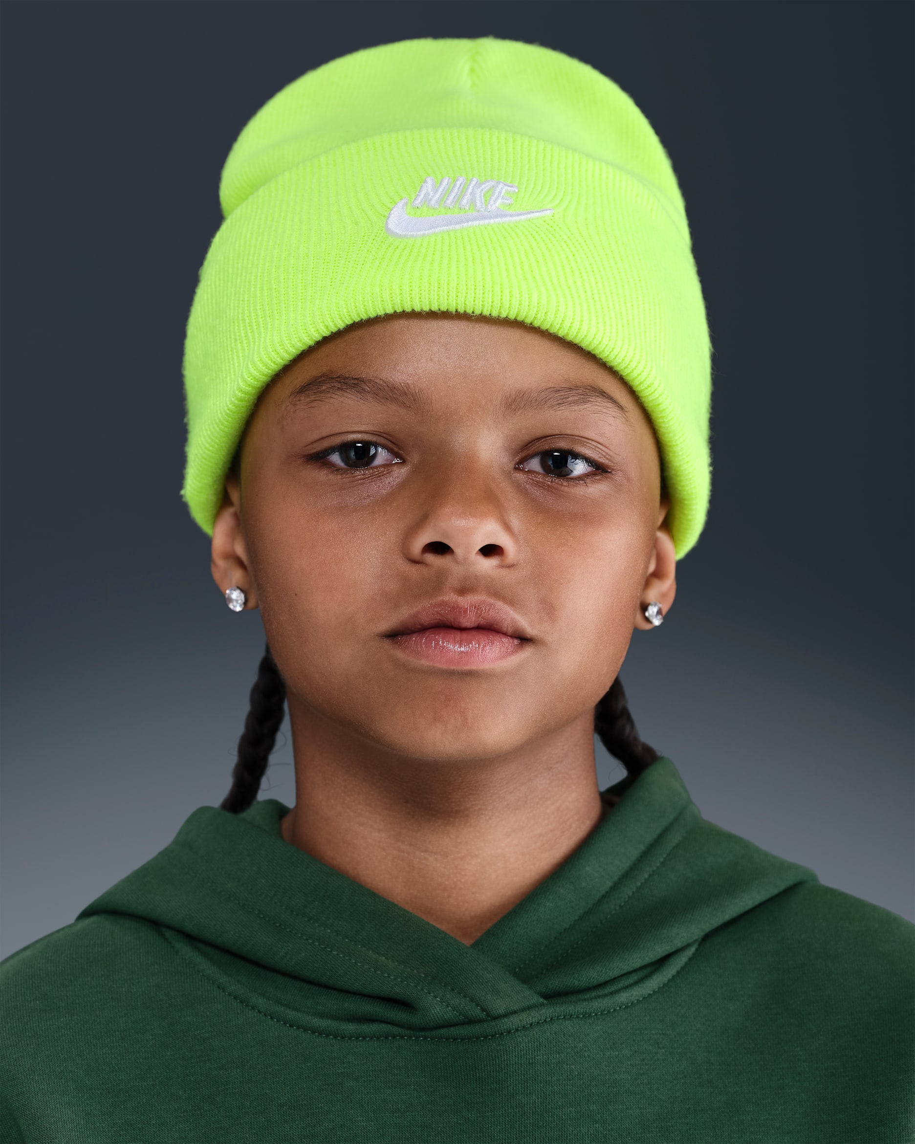 Čepice Nike Peak pro větší děti - Volt/Bílá