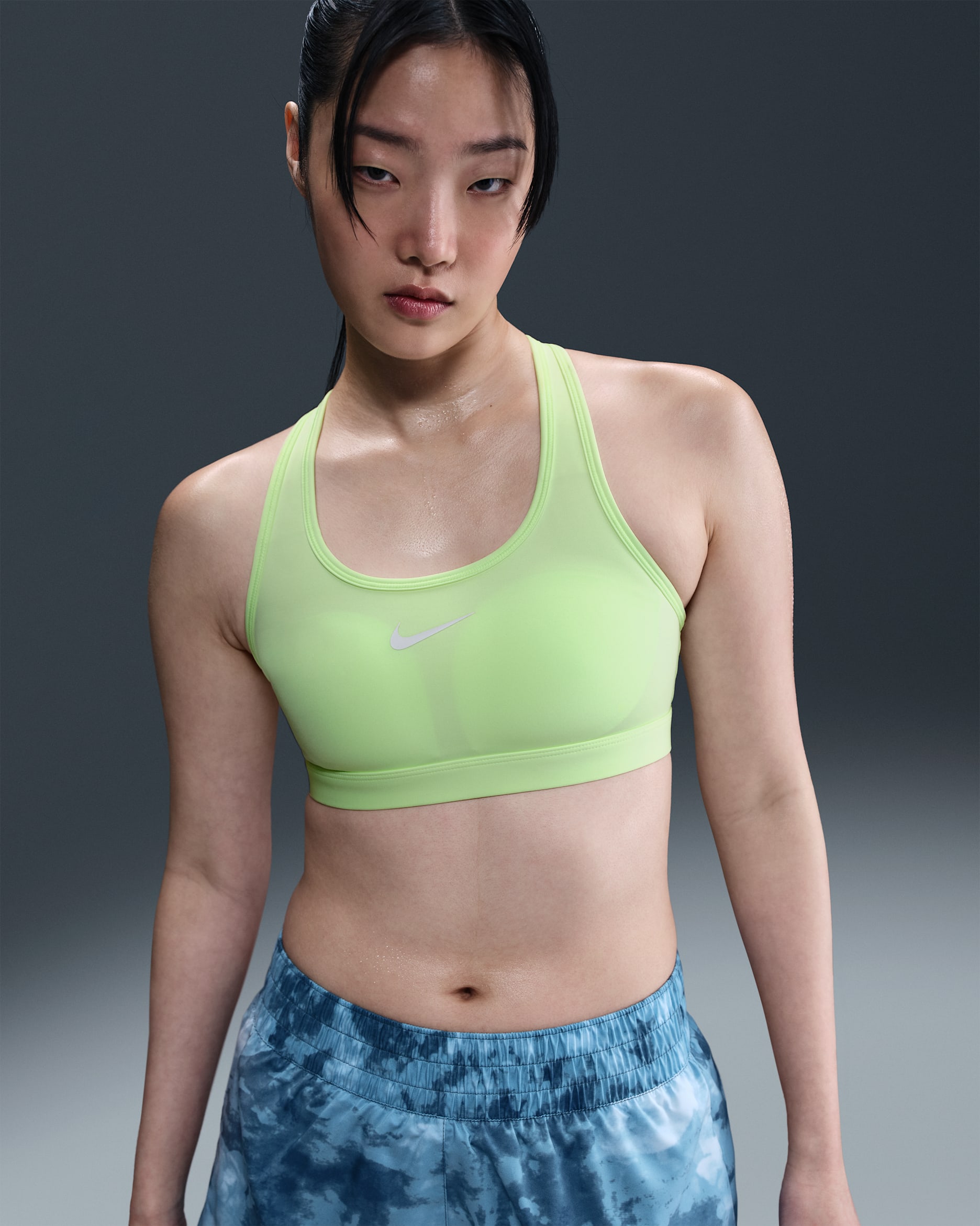 ナイキ スウッシュ ミディアムサポート ウィメンズ パッディド スポーツブラ - ベアリーボルト/ホワイト