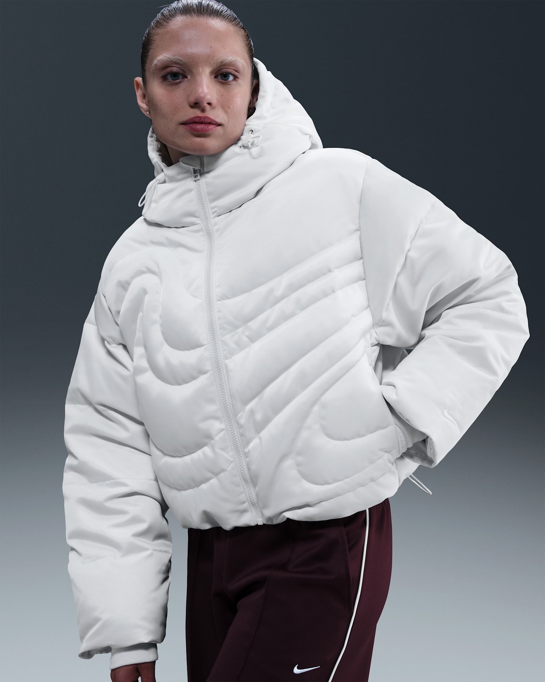 Chamarra acolchada Therma-FIT oversized de plumón para mujer Nike Sportswear Swoosh Series - Blanco cumbre/Blanco cumbre