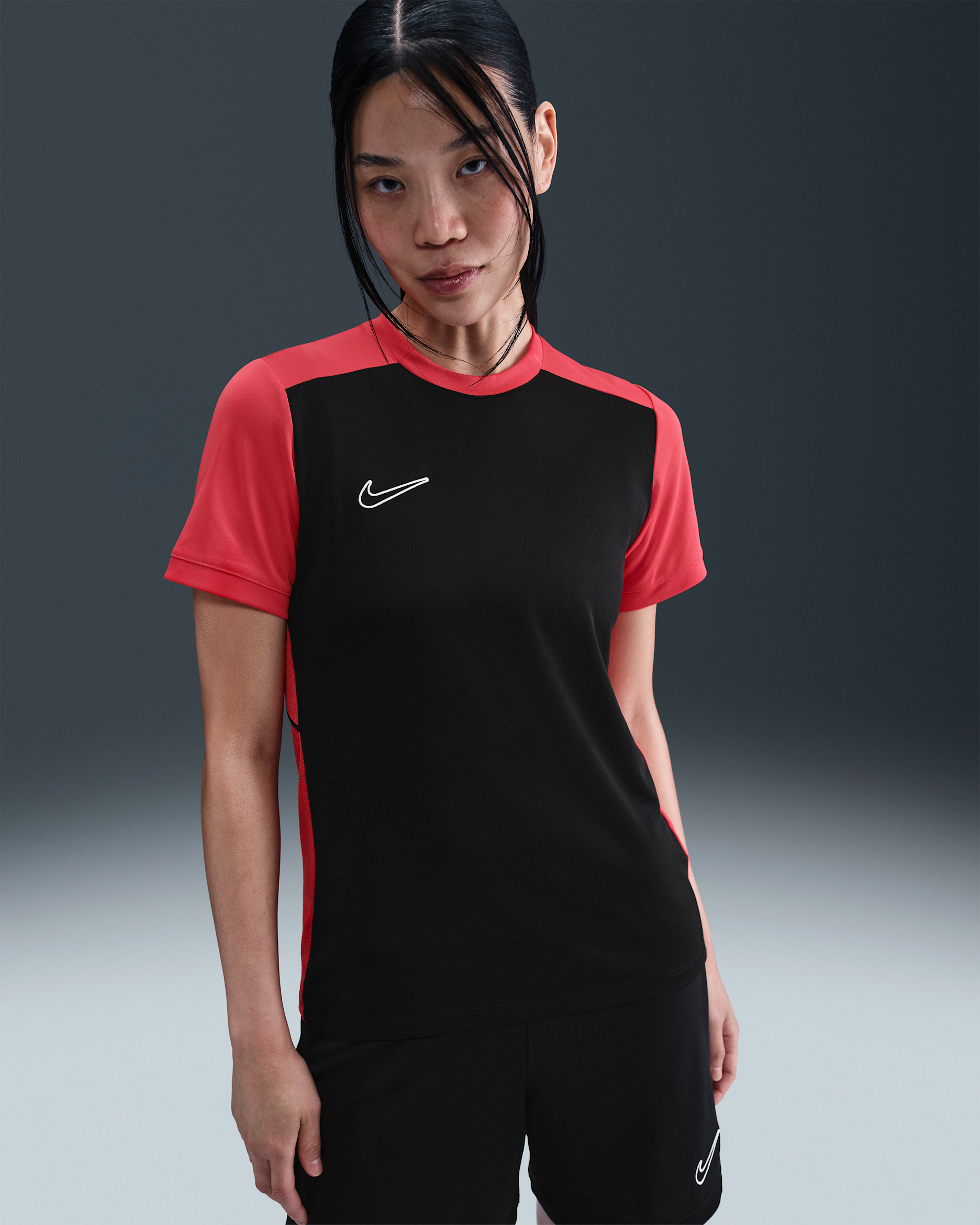 Playera de fútbol Dri-FIT para mujer Nike Academy - Negro/Rojo fusión claro/Negro/Vela