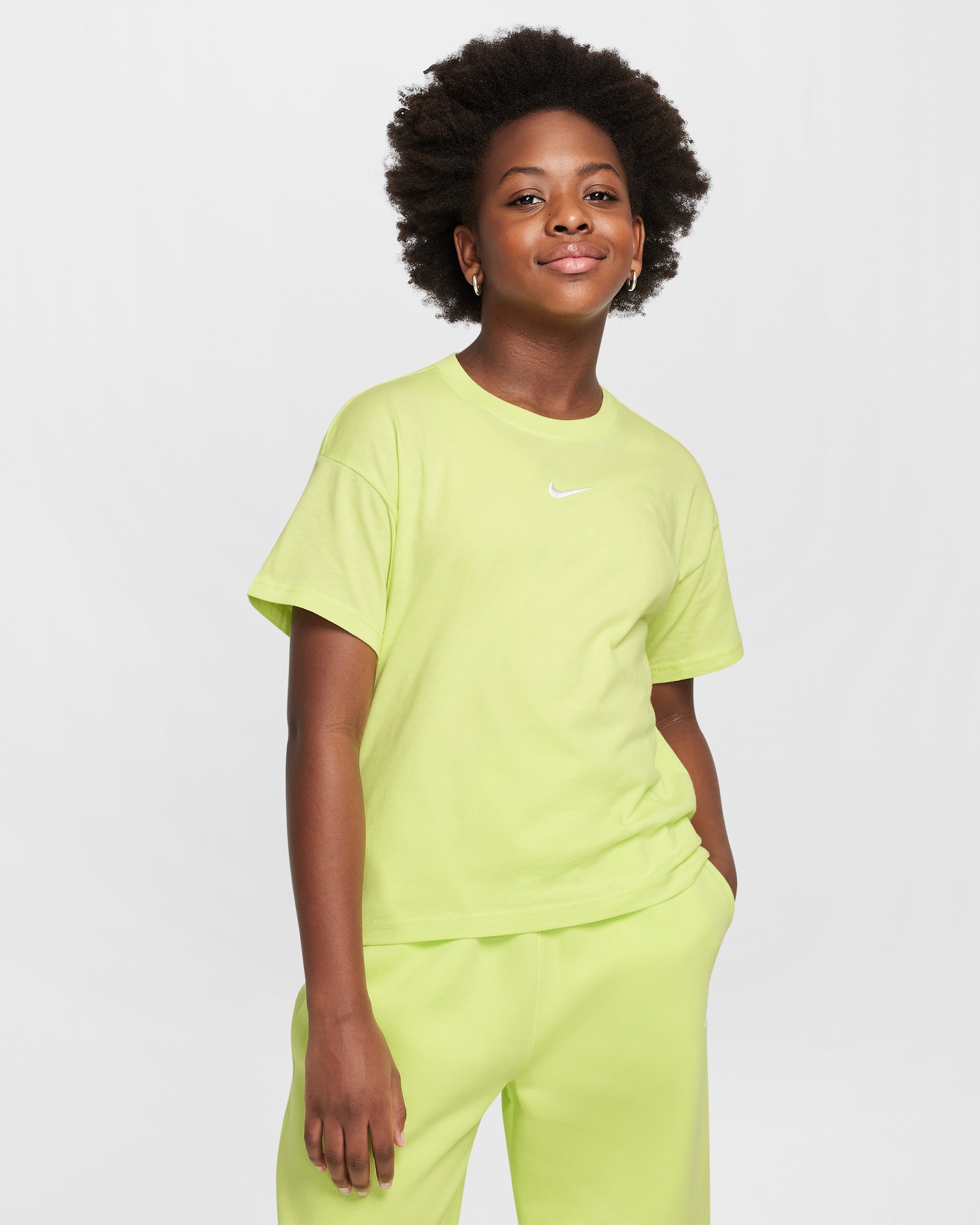 Playera para niña talla grande Nike Sportswear Essential - Toque de limón claro