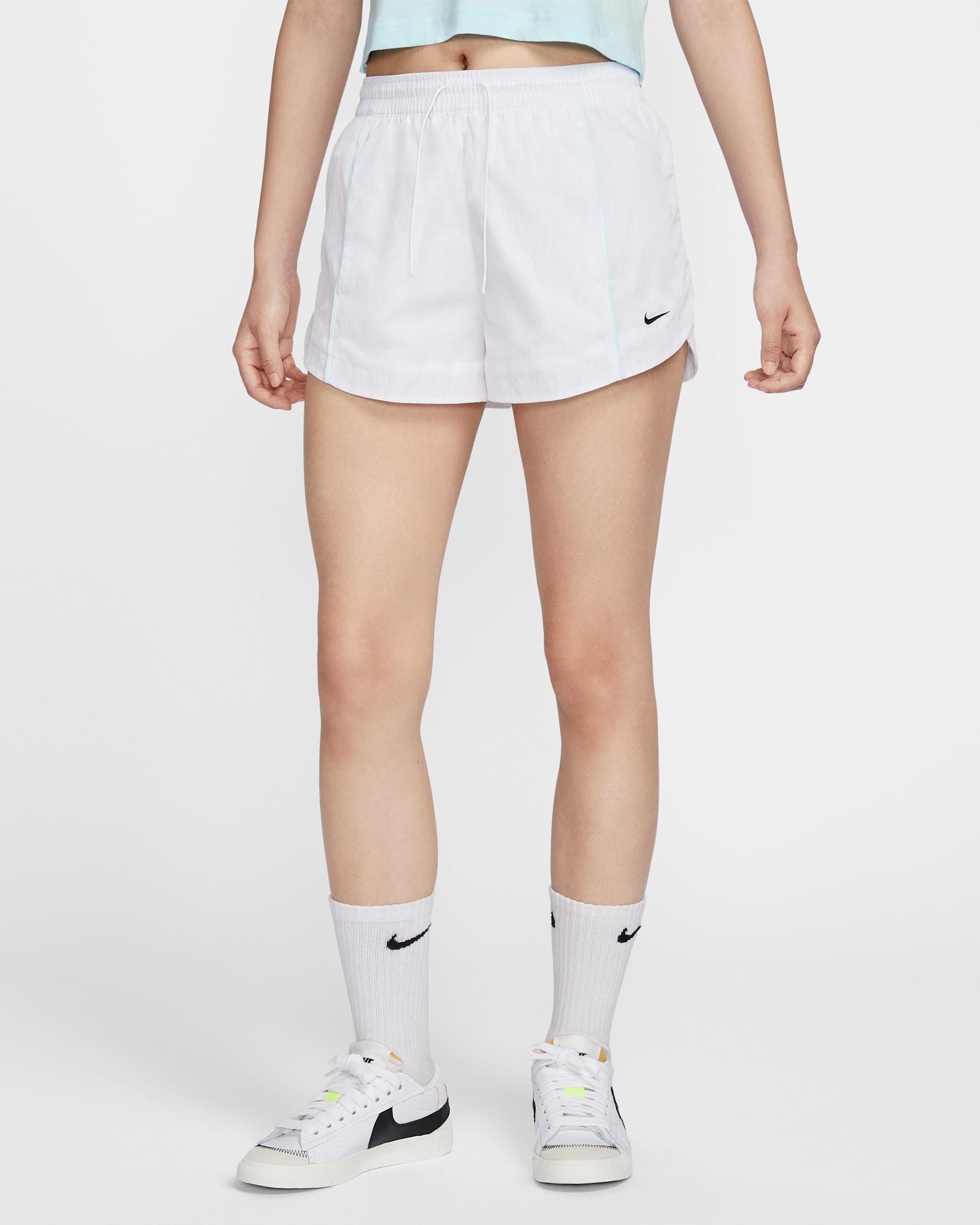 กางเกงขาสั้นแบบทอ 2 นิ้วเอวปานกลางผู้หญิง Nike Windrunner - ขาว/ดำ