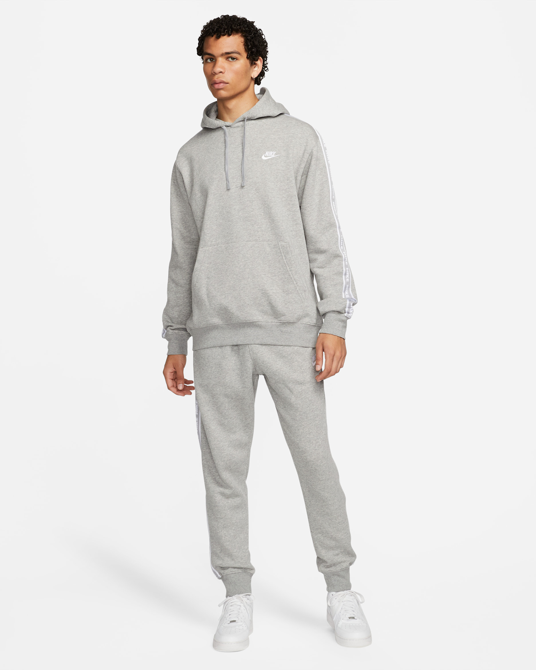 Nike Club Fleece Herren-Trainingsanzug mit Grafik und Kapuze - Dark Grey Heather/Weiß