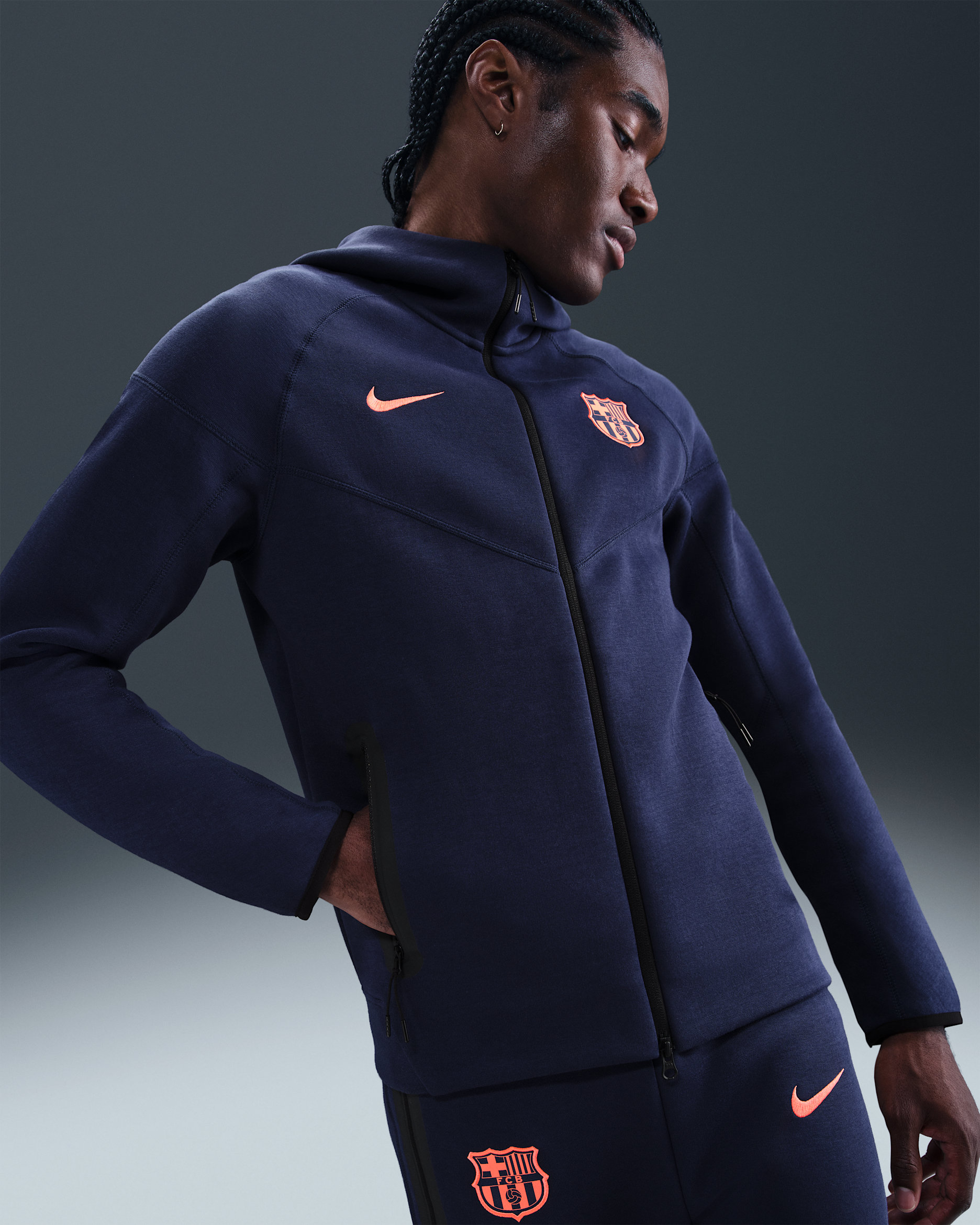 FC Barcelona Tech Windrunner Nike Total 90 Fußball-Fleece-Hoodie (Herren) - Midnight Navy/Bright Mango