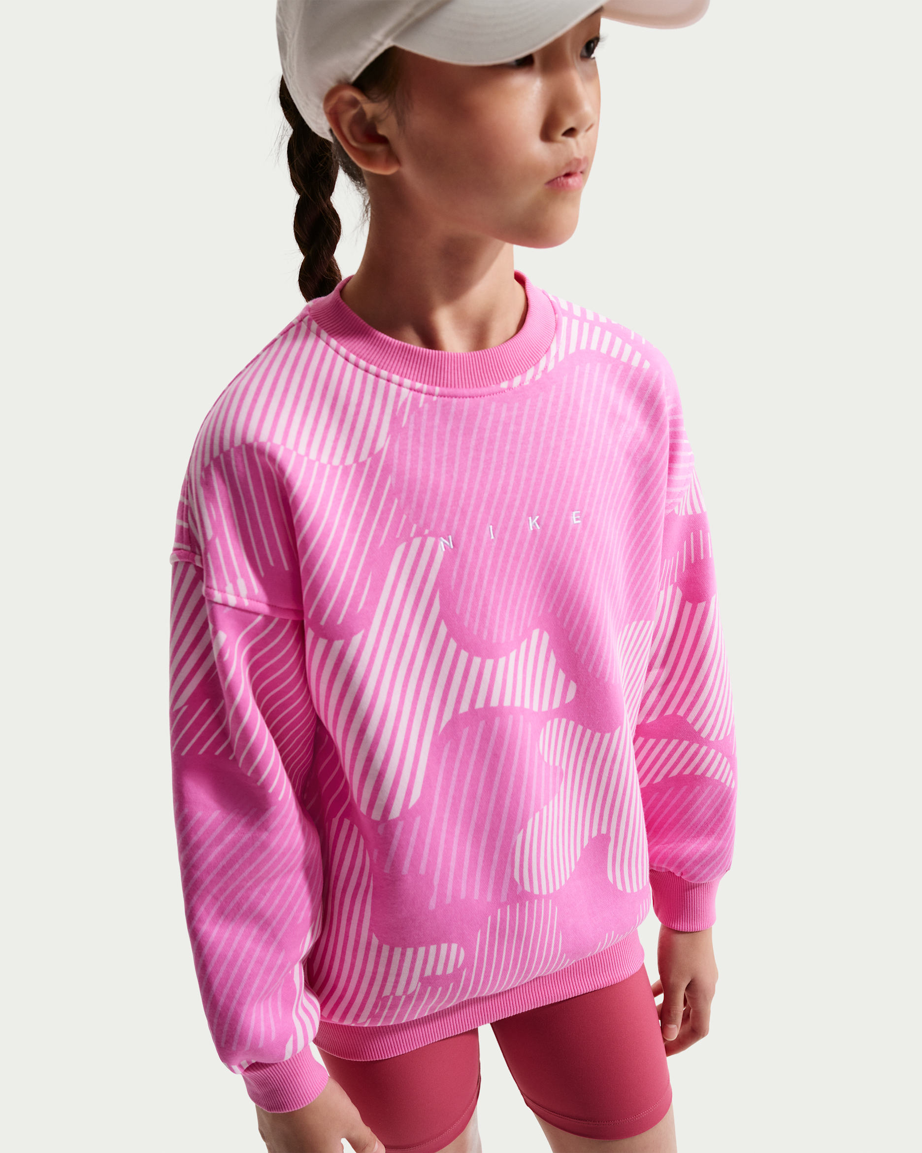 Nike Sportswear Club Fleece sweatshirt i firkantet passdorm med rund hals til store barn (jente) - Playful Pink/Hvit