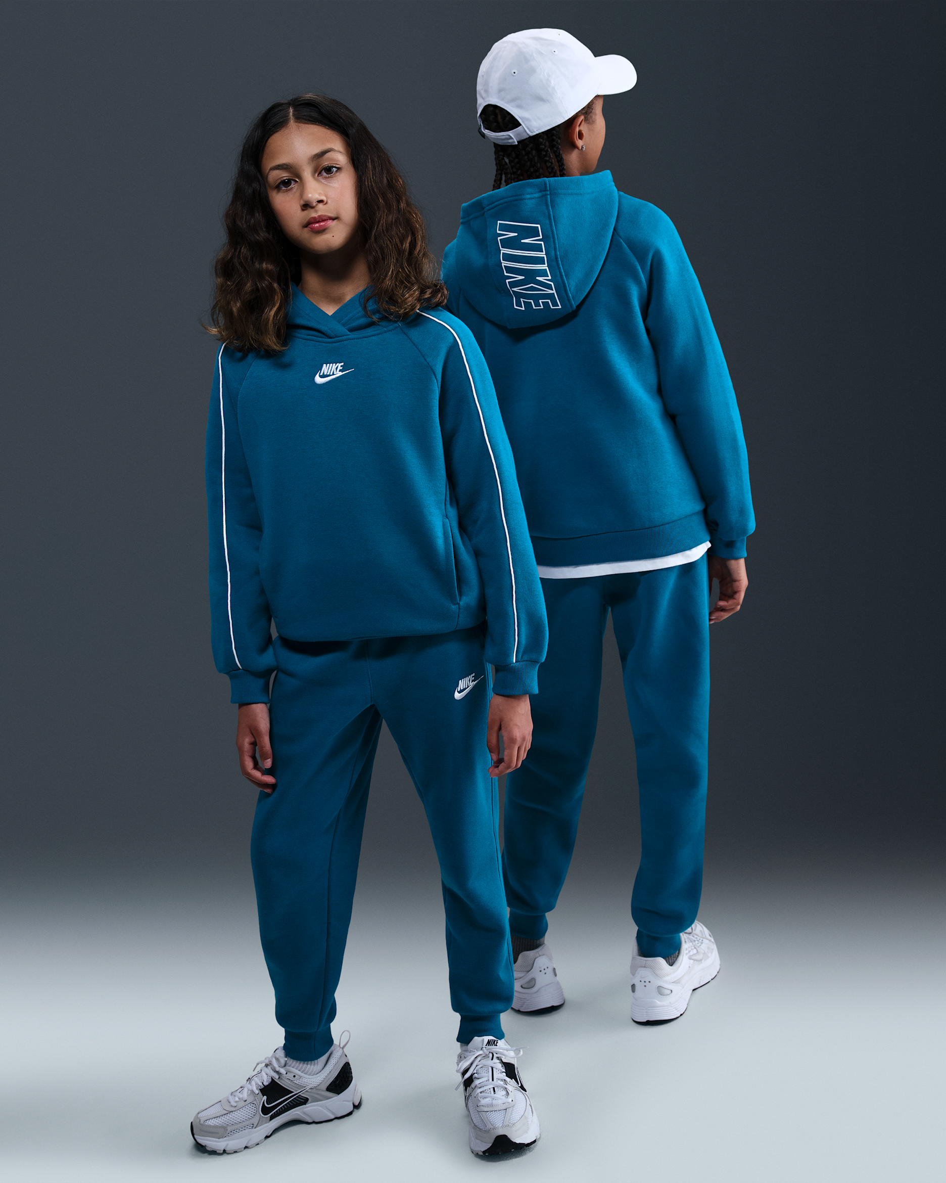 Nike Sportswear Club Fleece tracksuit med hette til store barn - Green Abyss/Green Abyss/Hvit/Hvit