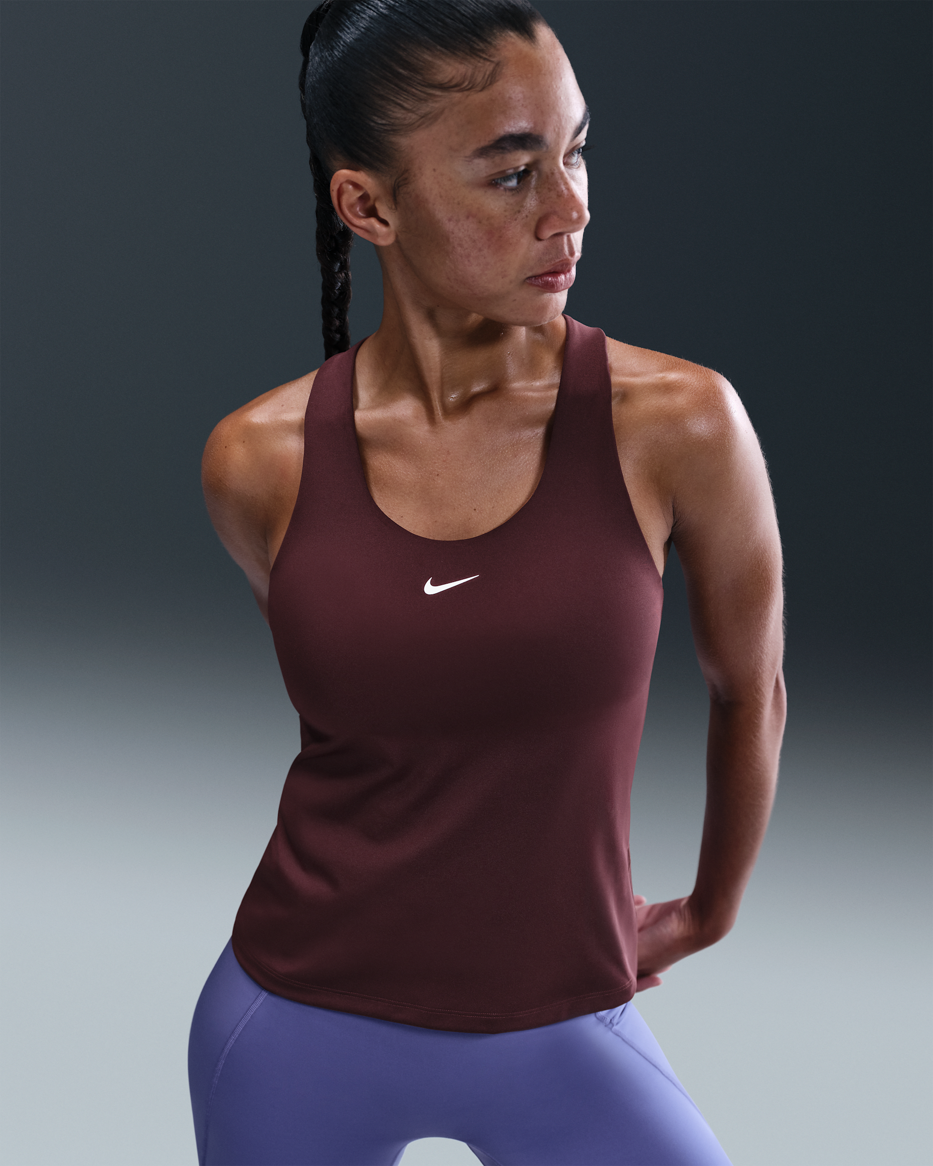 Camiseta de tirantes con bra deportivo con almohadilla de media sujeción para mujer Nike Swoosh - Burdeos enérgico/Blanco