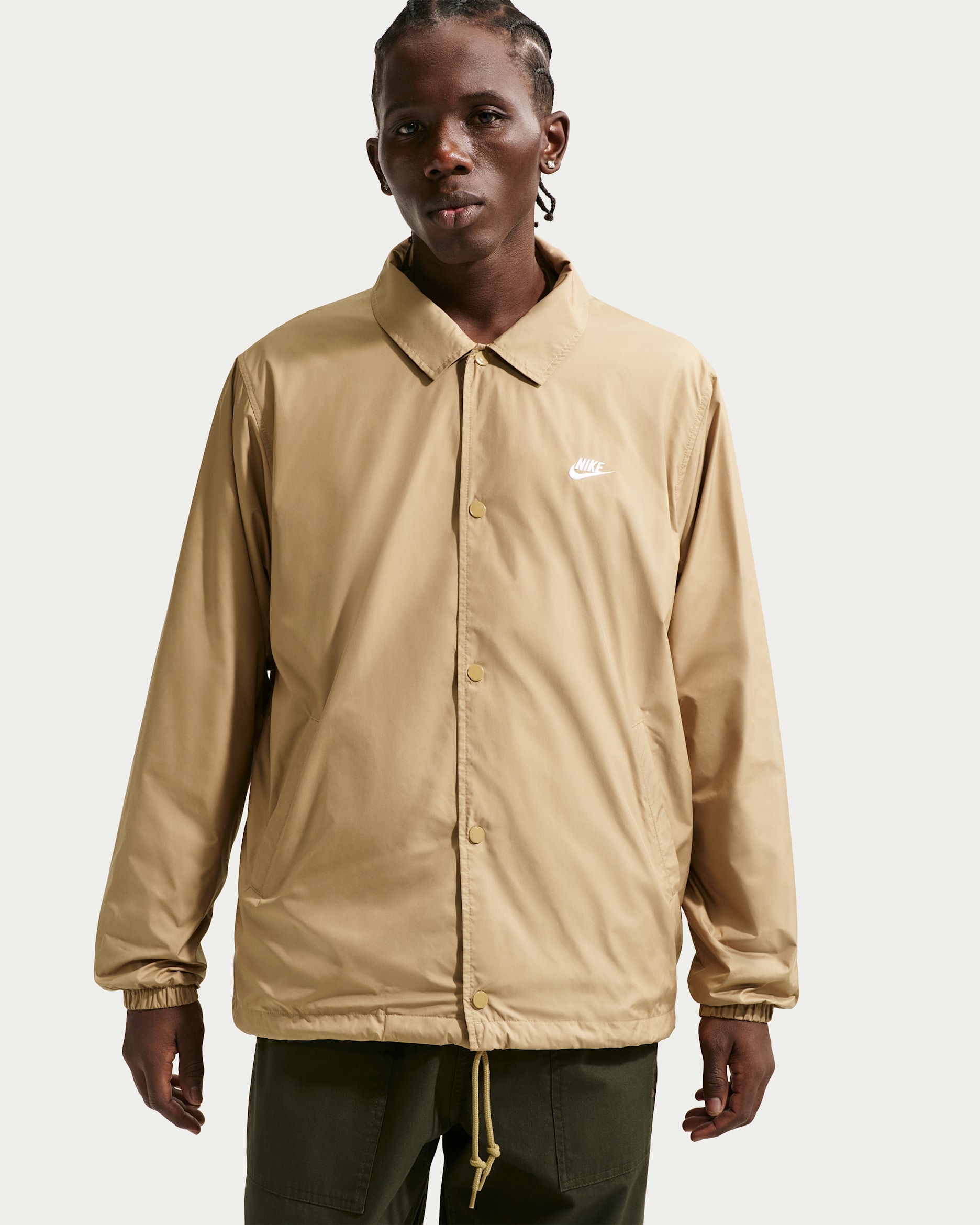 Chamarra de coach para hombre Nike Club - Beige paracaídas/Blanco