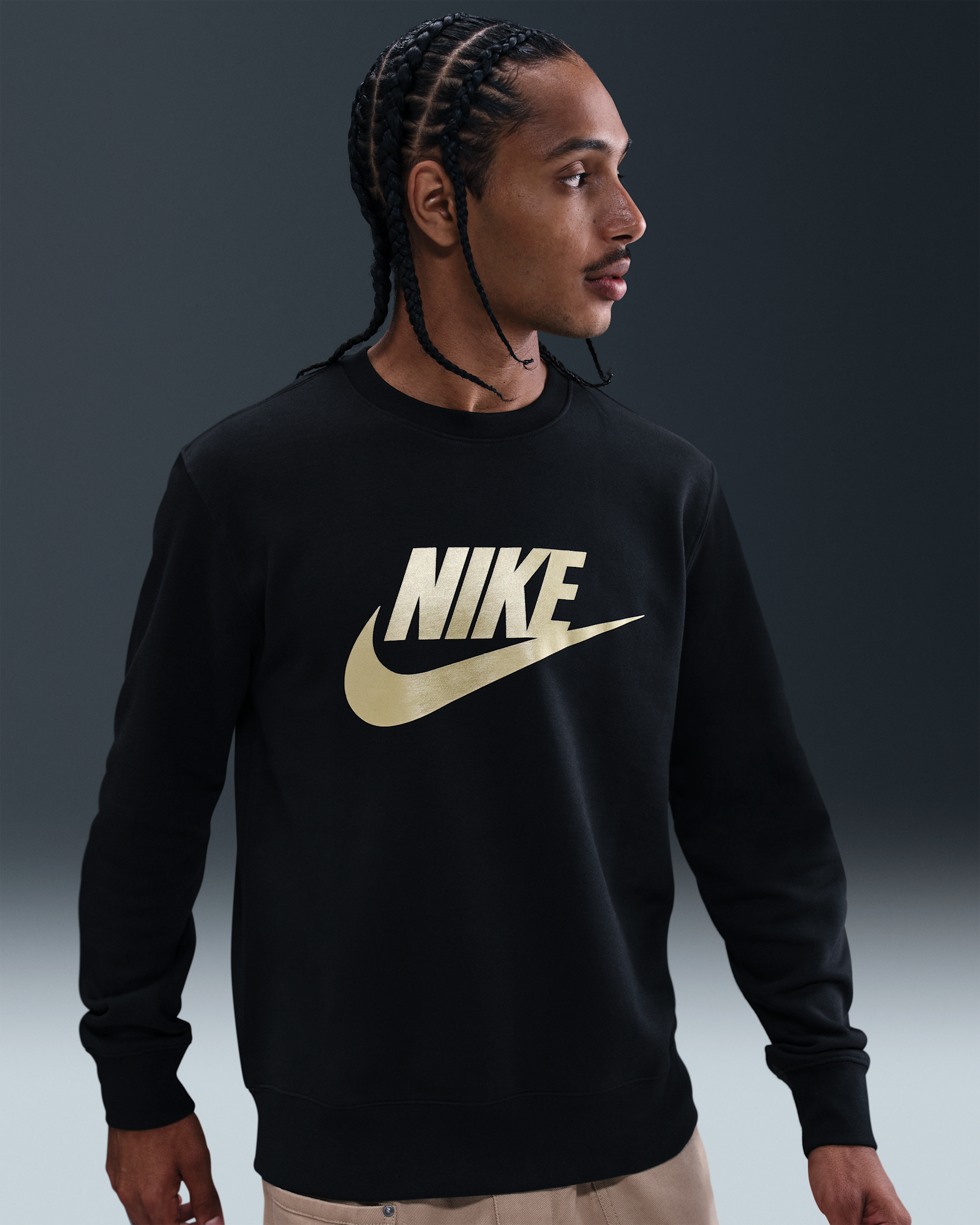 Nike Sportswear Club Men's Graphic Fleece Crew - Black/Metallic Gold
